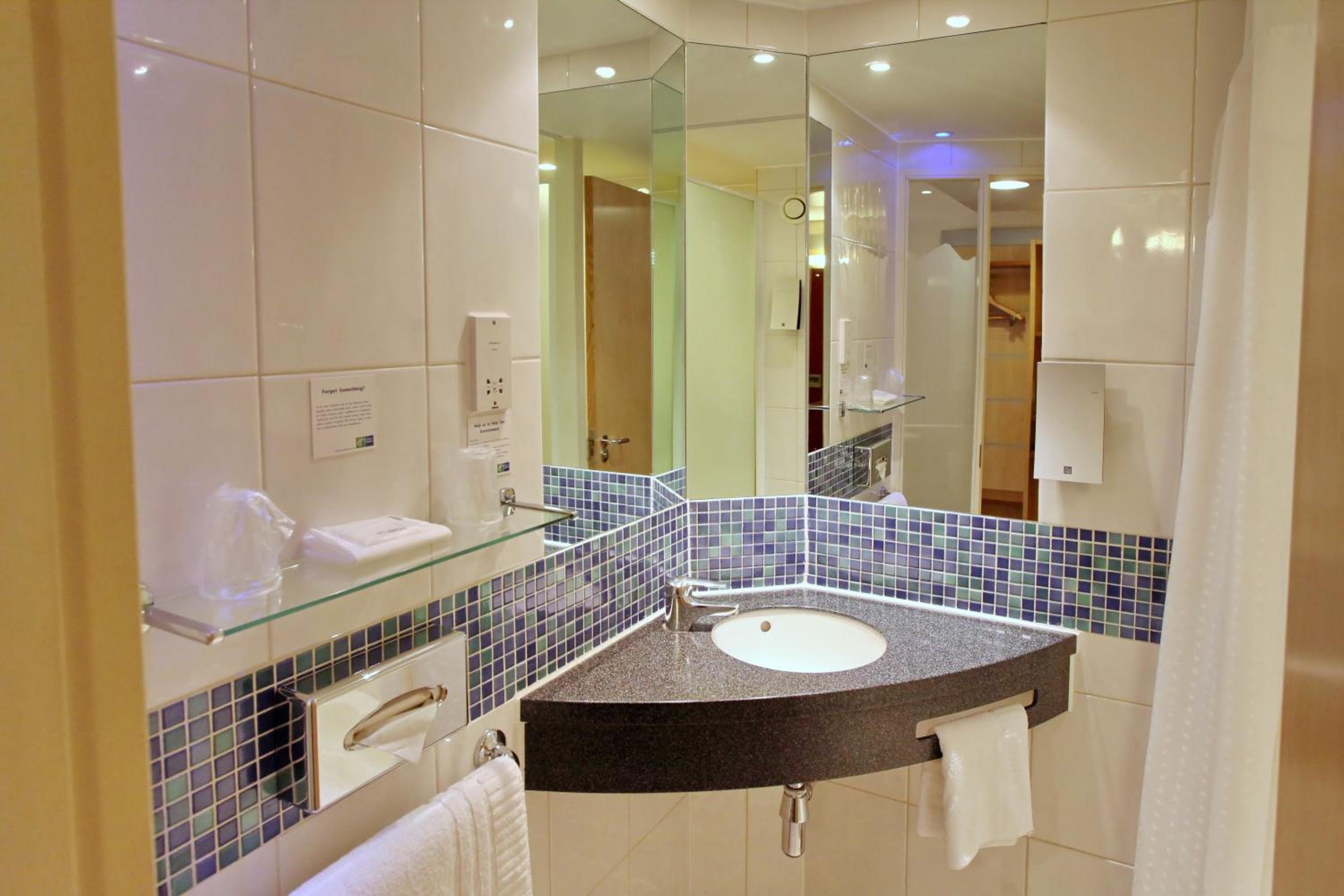 Standard Twin Room with Free Hot Breakfast - Photo 2