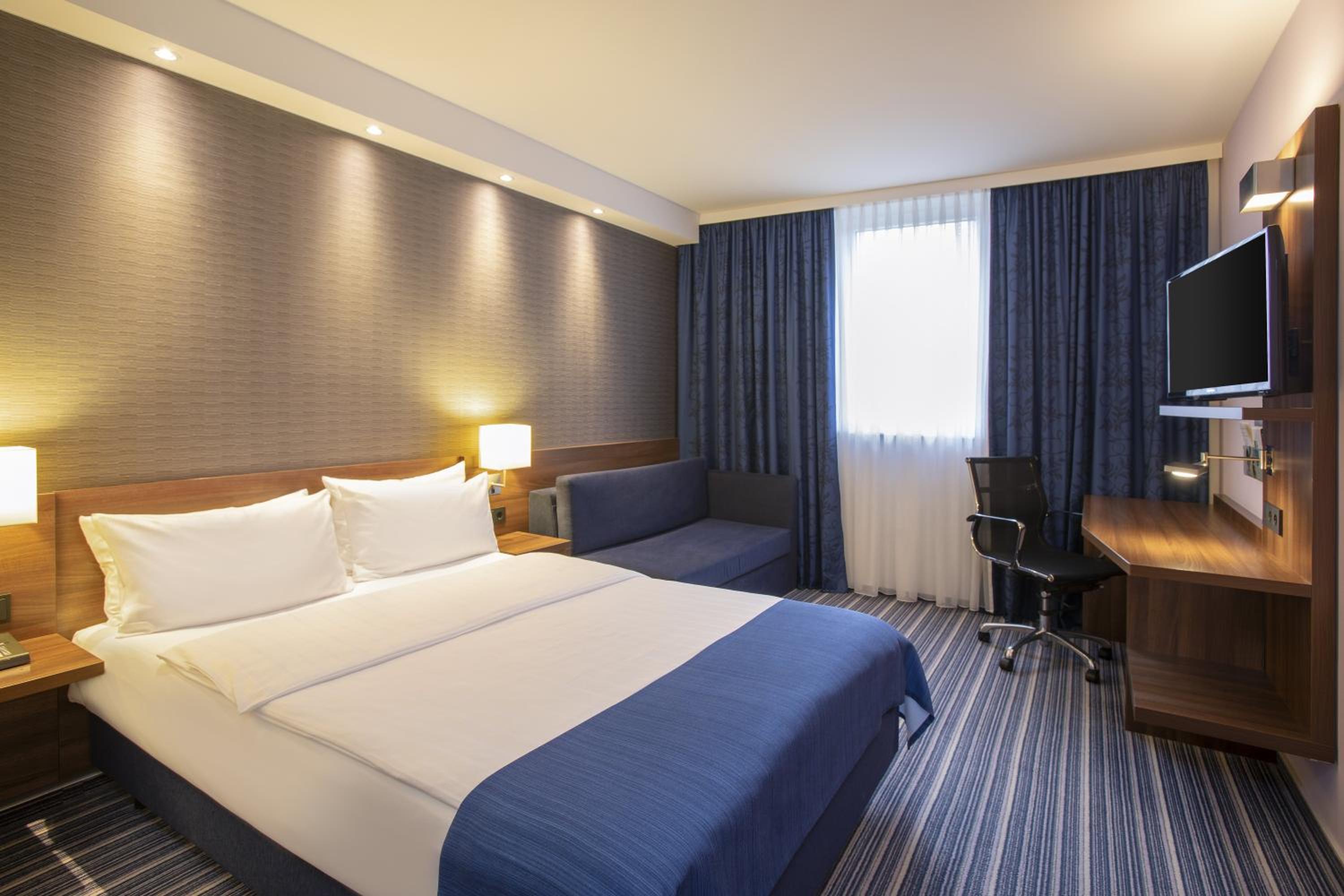Standard Queen Room with Single Sofa Bed photo 3