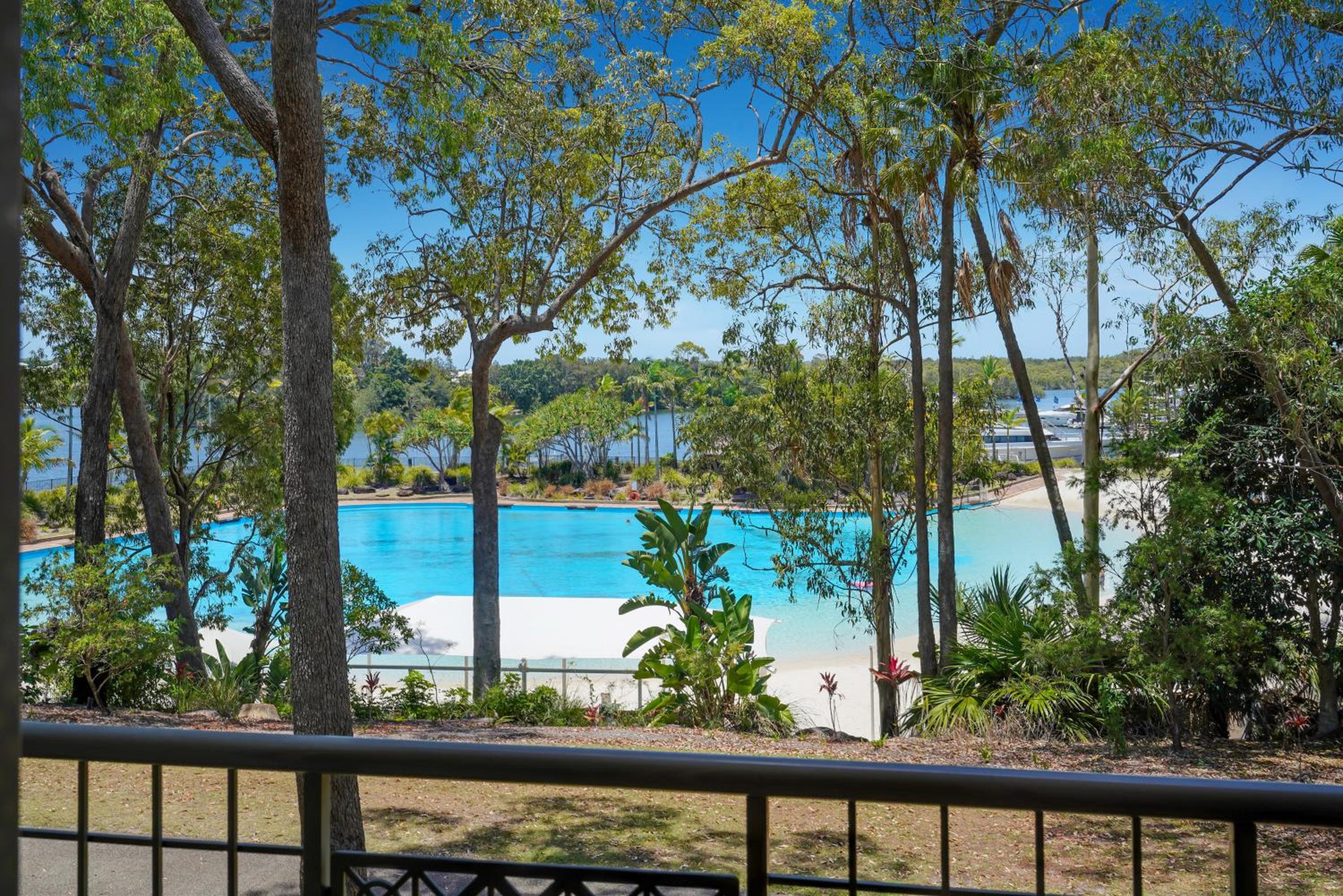 Classic Double Room with Two Double Beds and Lagoon View - Photo 5
