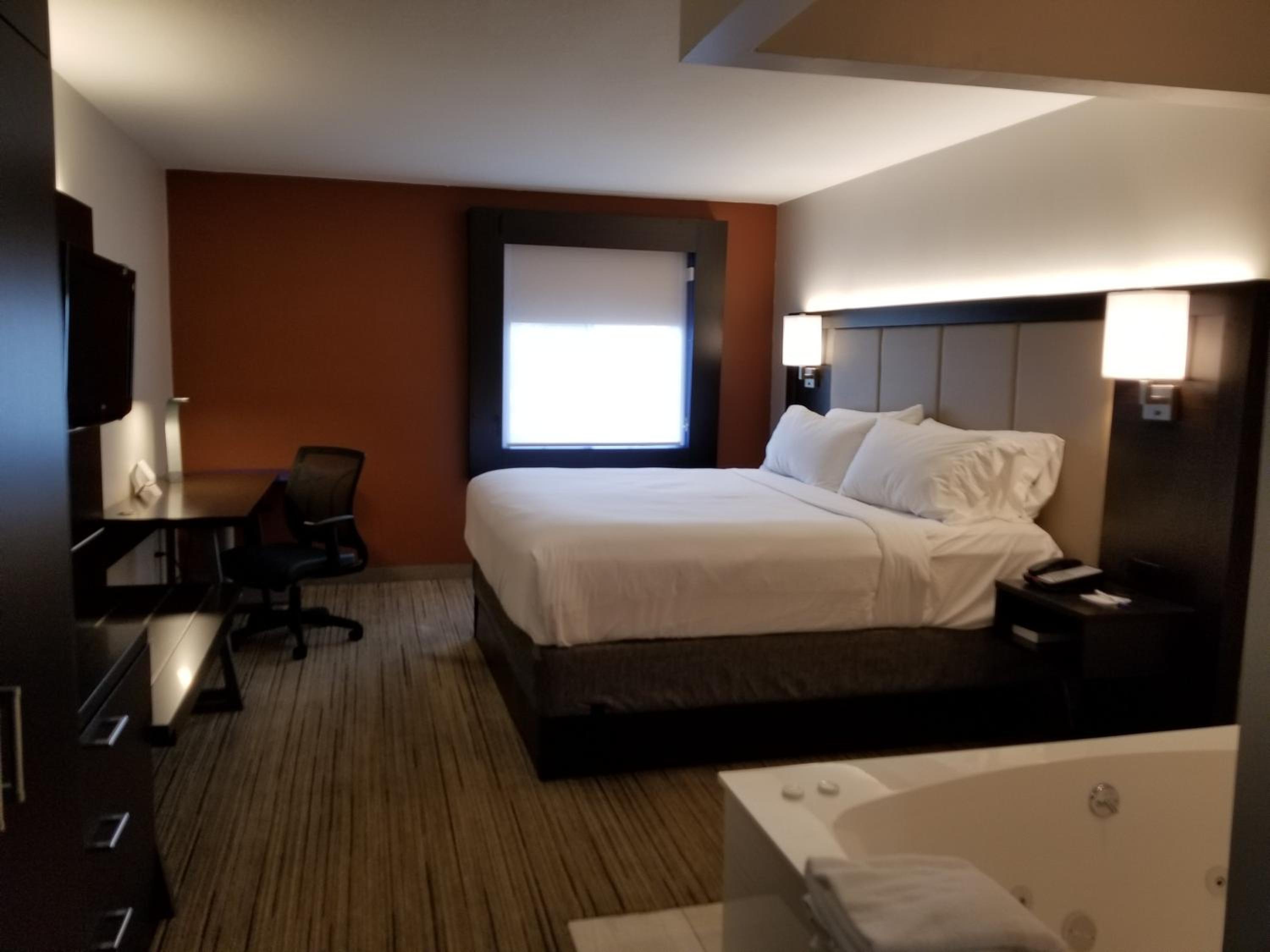 King Room with Jetted Tub - Photo 2