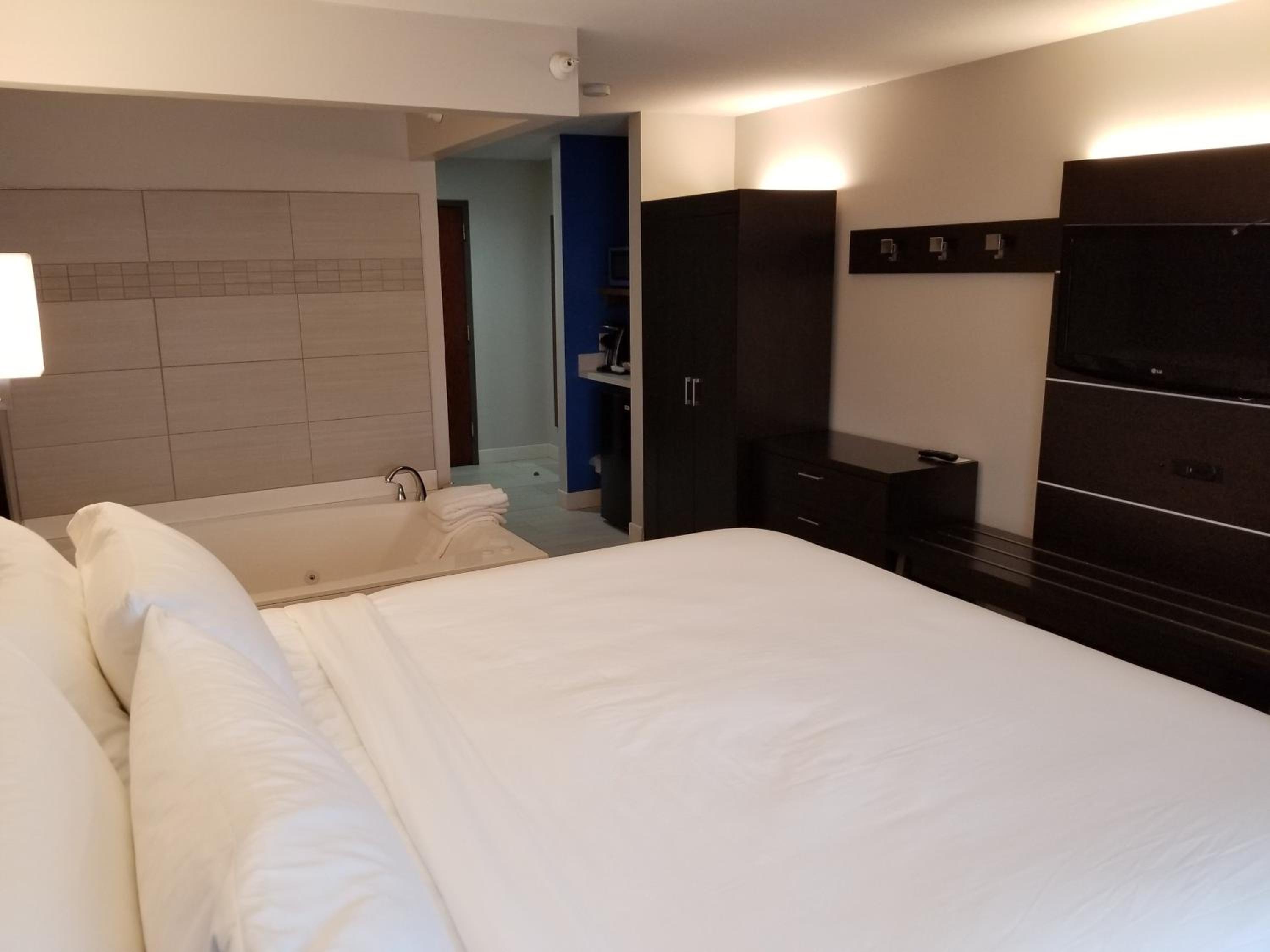 King Room with Jetted Tub - Photo 3