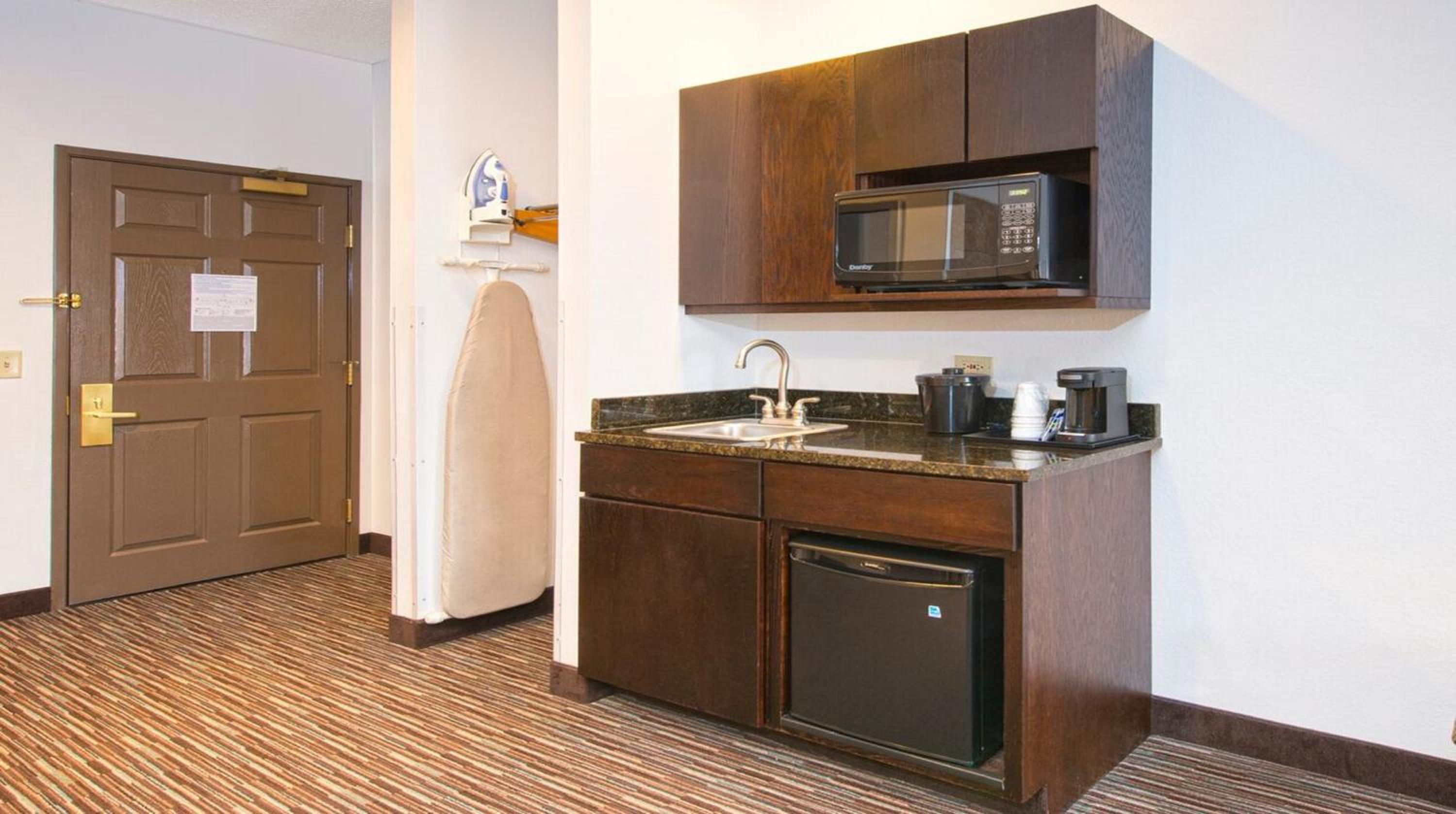 One-Bedroom Suite - Photo 3