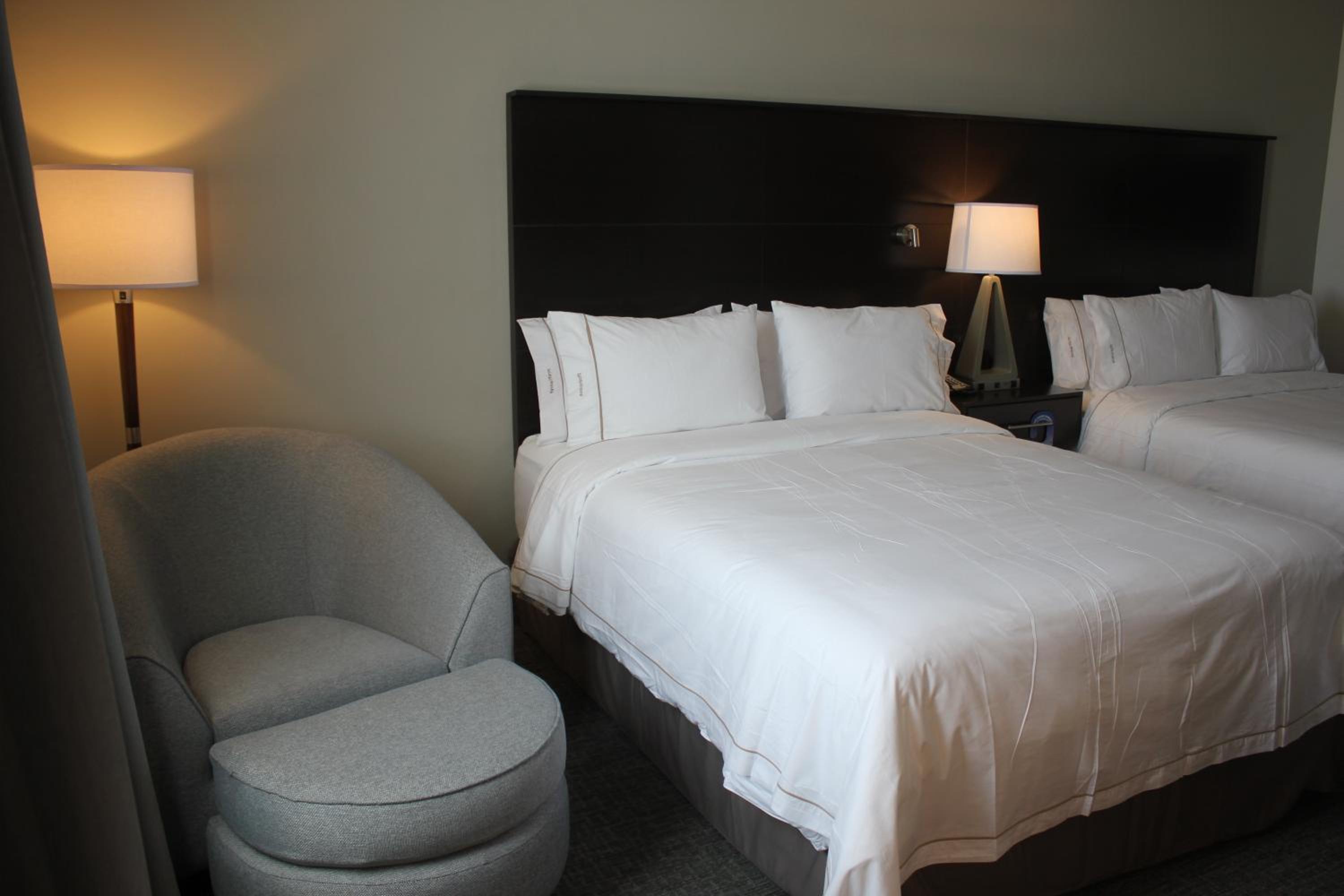 Standard Room with Two Queen Beds photo 3