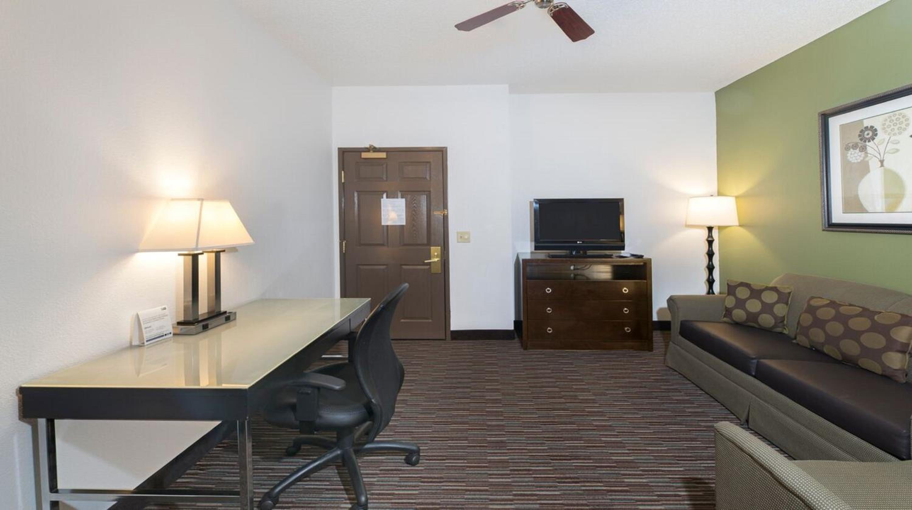 One-Bedroom Suite - Photo 2