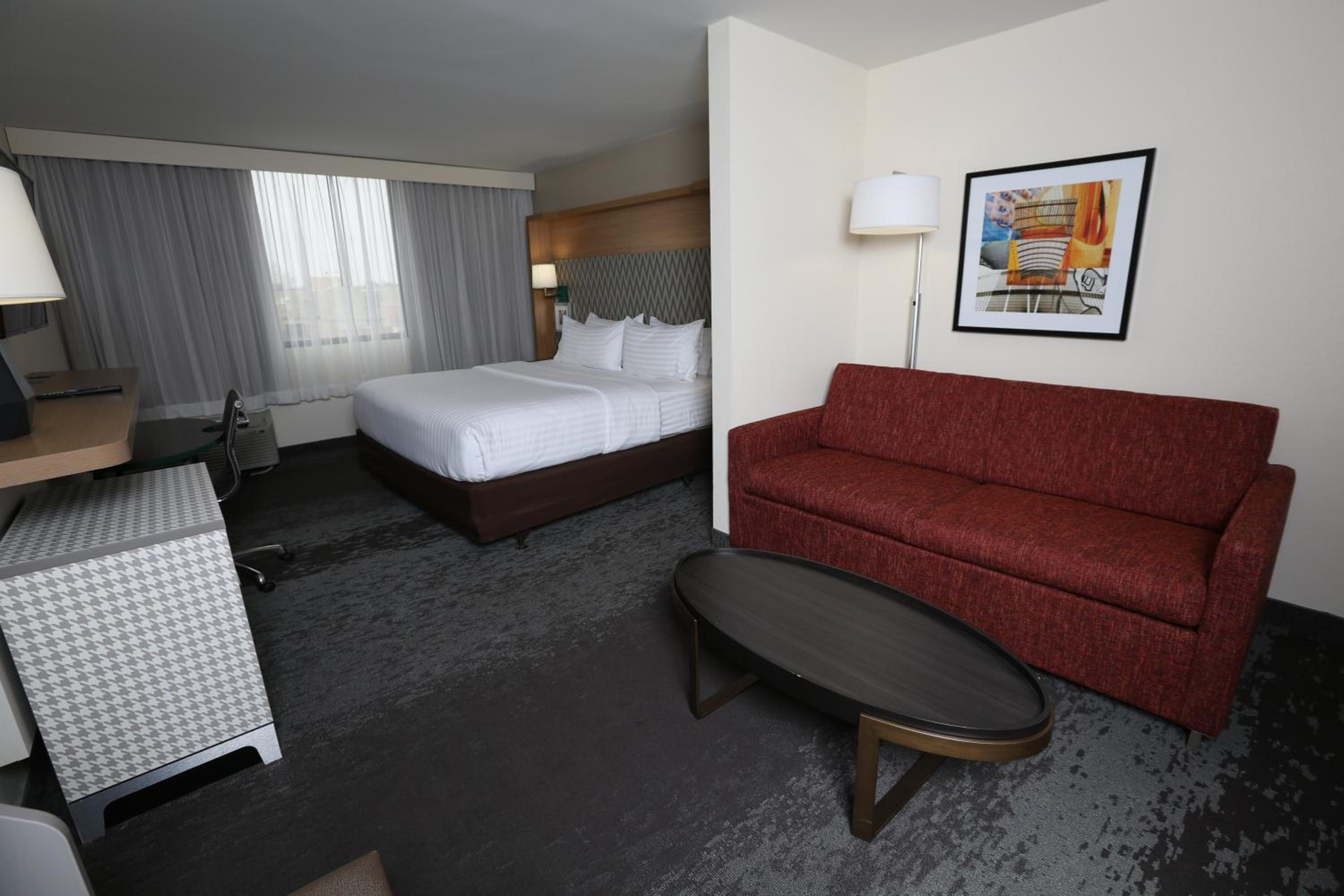 King Suite - Non-Smoking - Photo 3