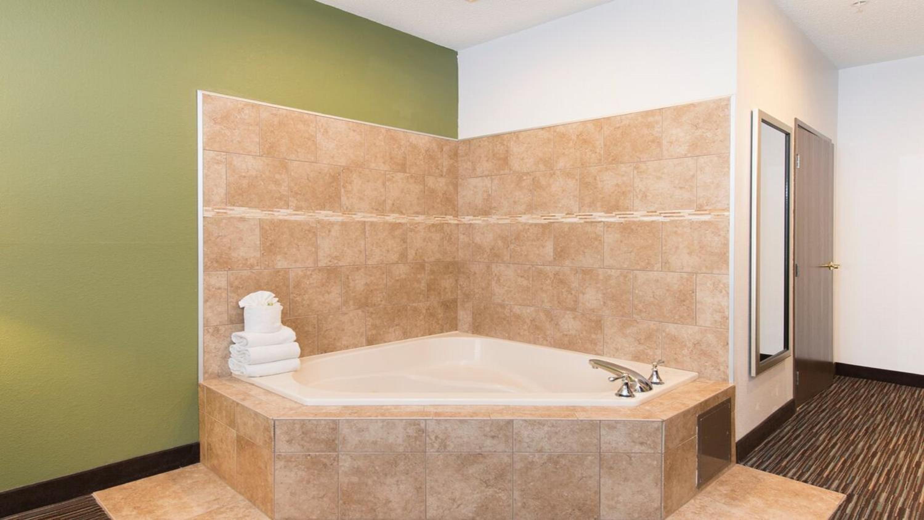 One-Bedroom Suite with Jetted Tub - Photo 2