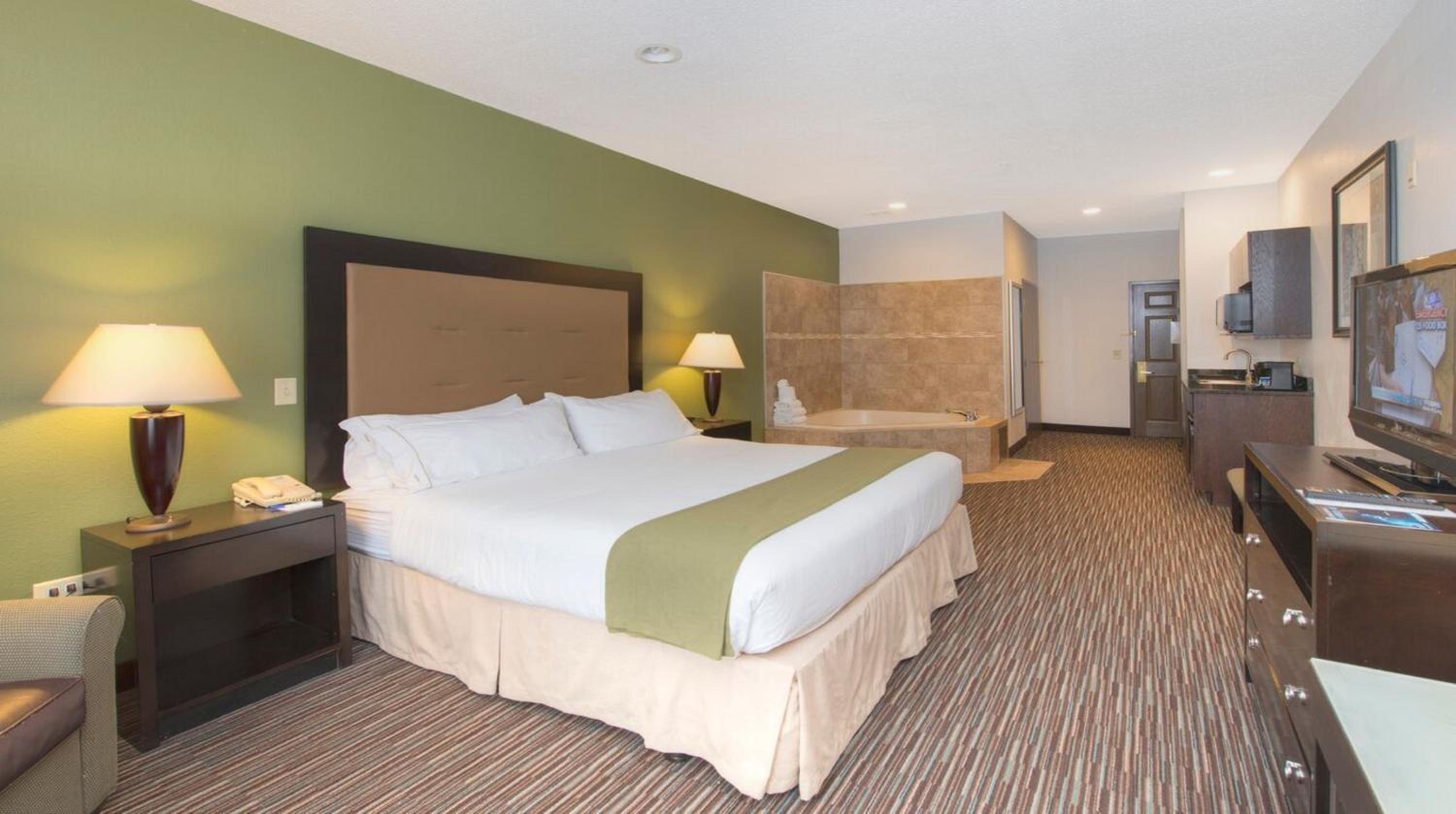 One-Bedroom Suite with Jetted Tub - Photo 3