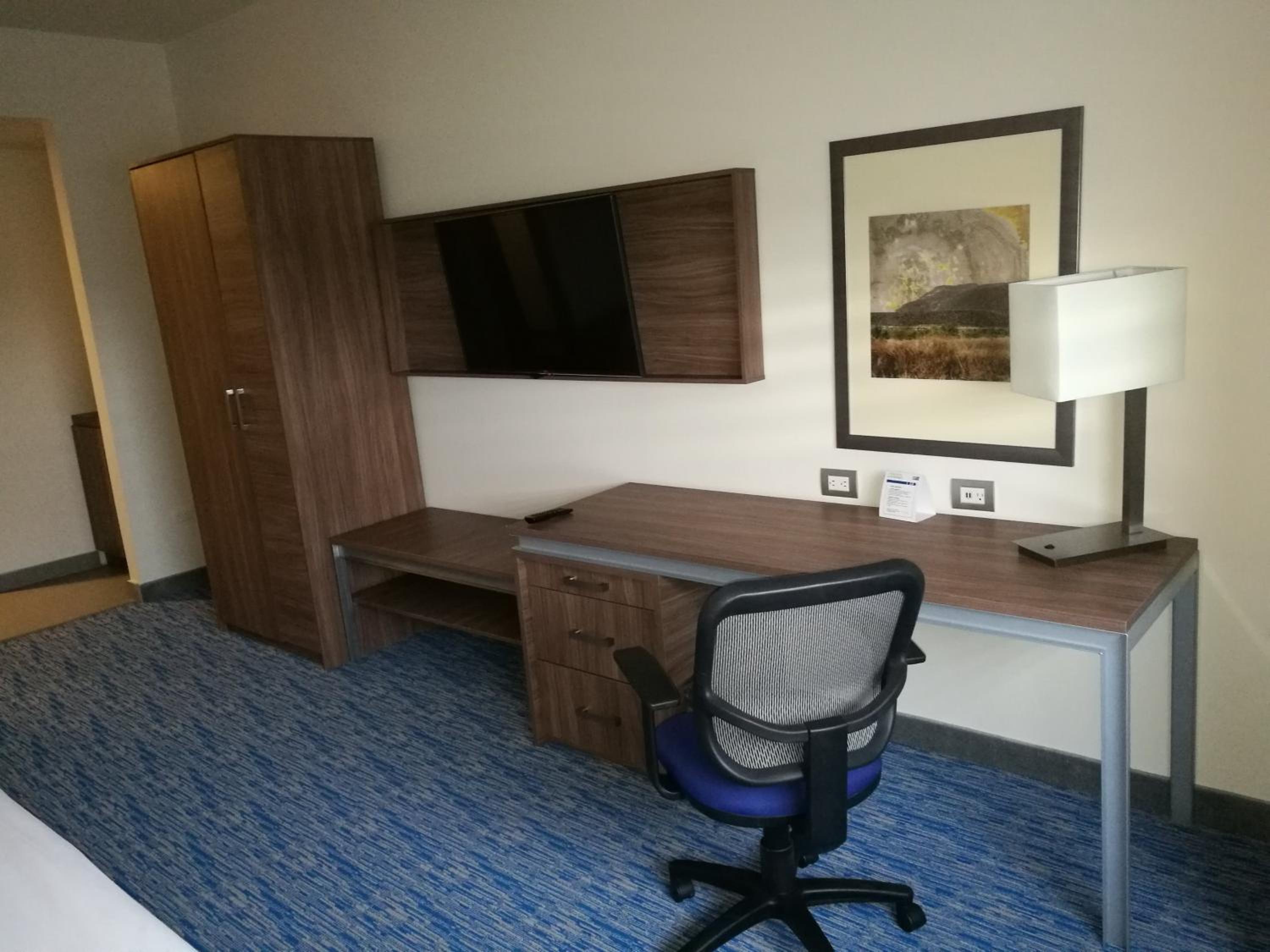 Queen Suite with Two Queen Beds photo 3