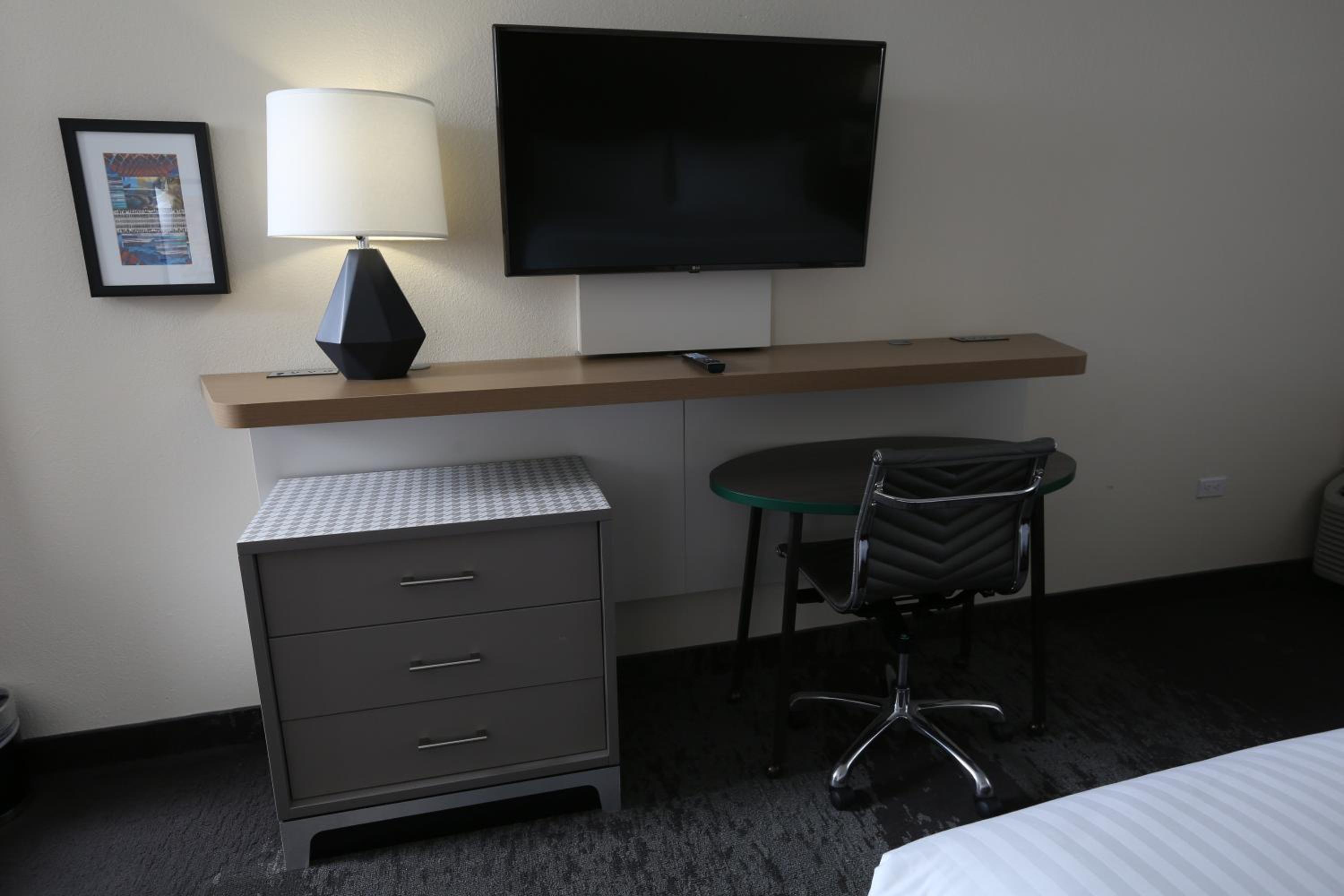 King Suite - Non-Smoking - Photo 1