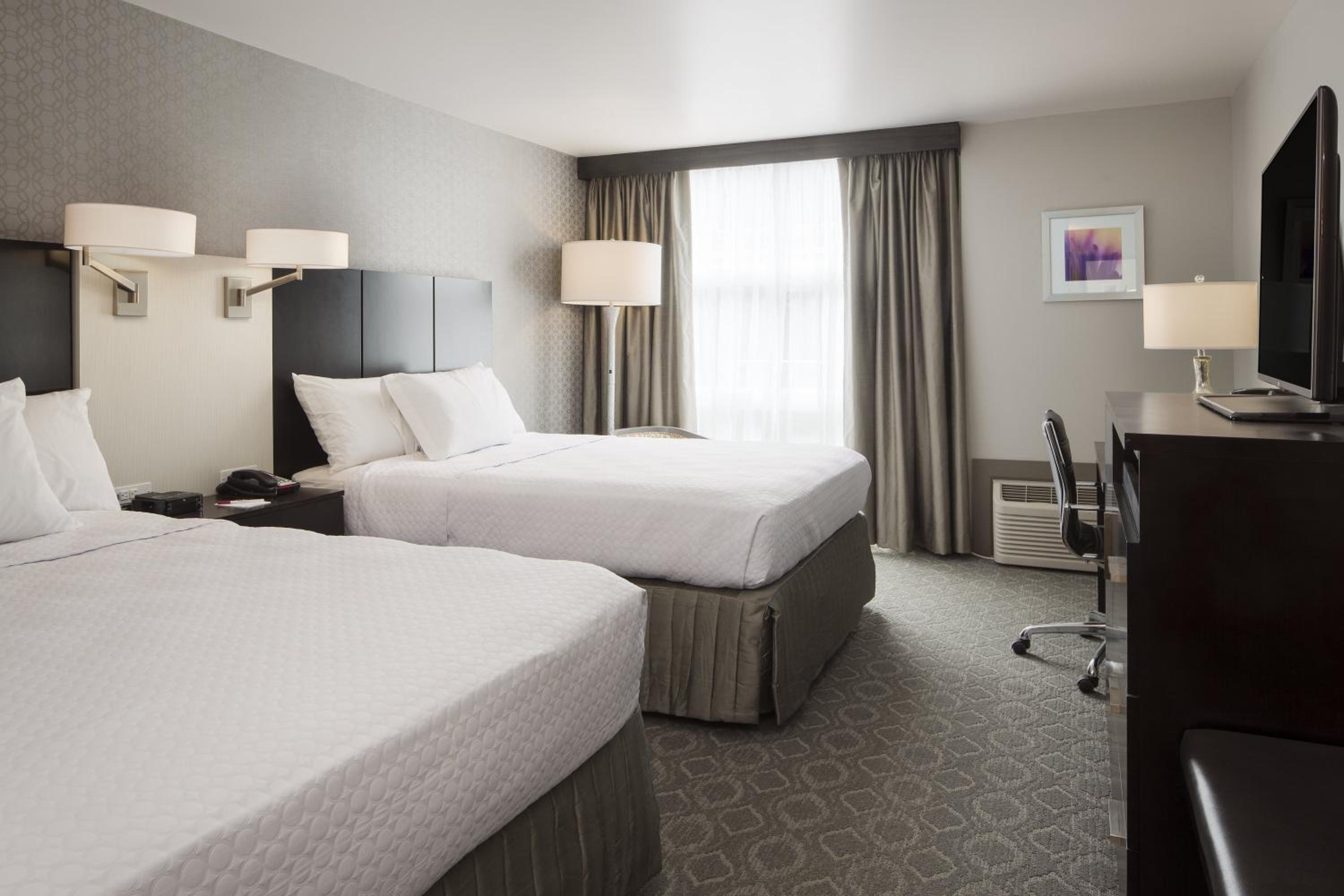 Standard Queen Room with Two Queen Beds - Photo 5