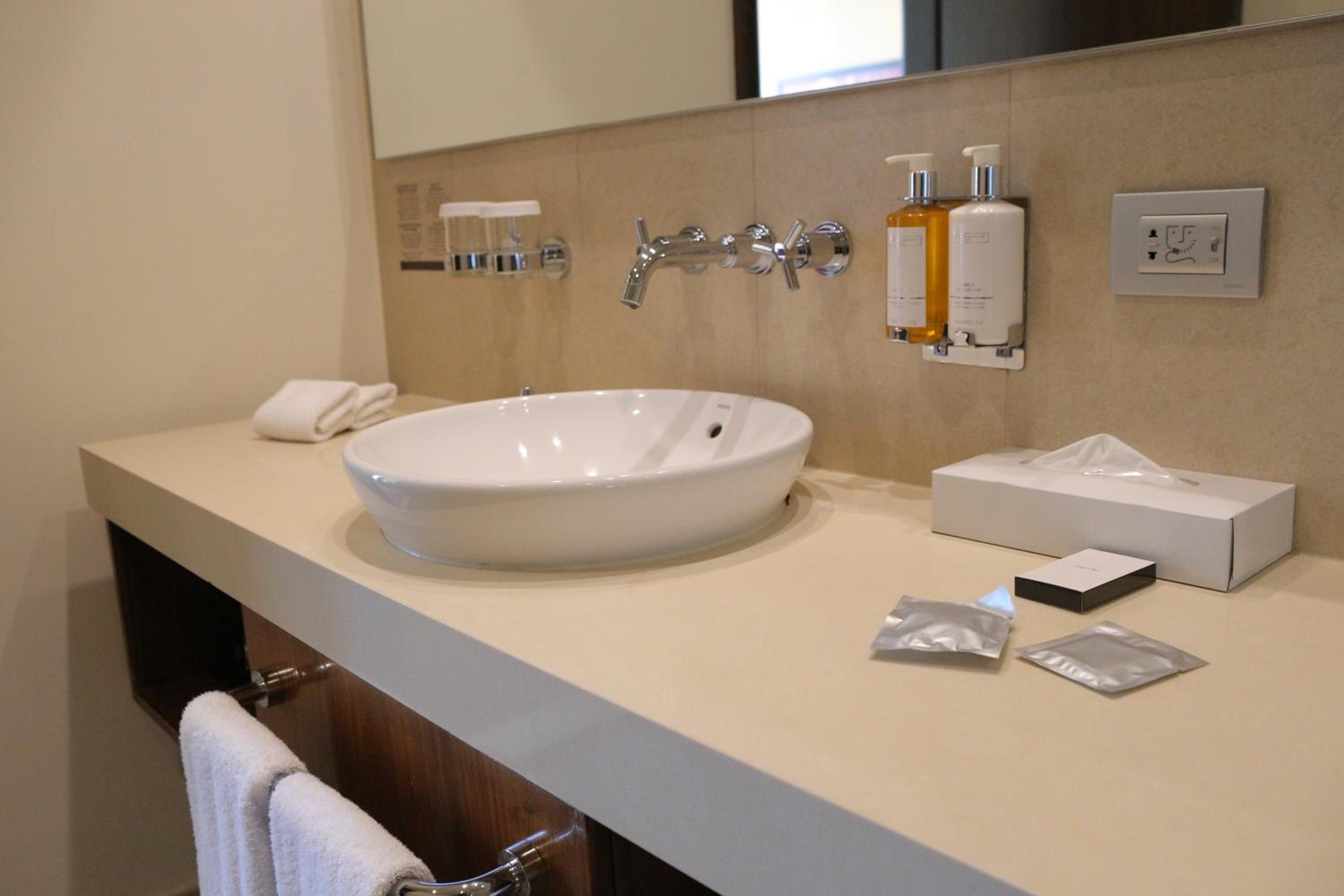 One-Bedroom Suite with Balcony and City View - Non Smoking - Photo 4