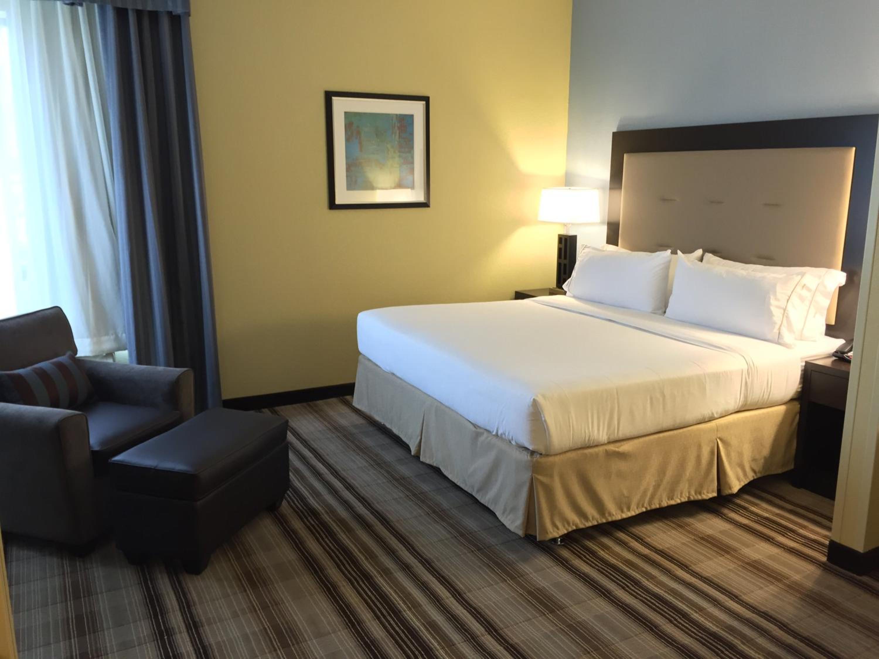 Standard King Room - Accessible photo 3