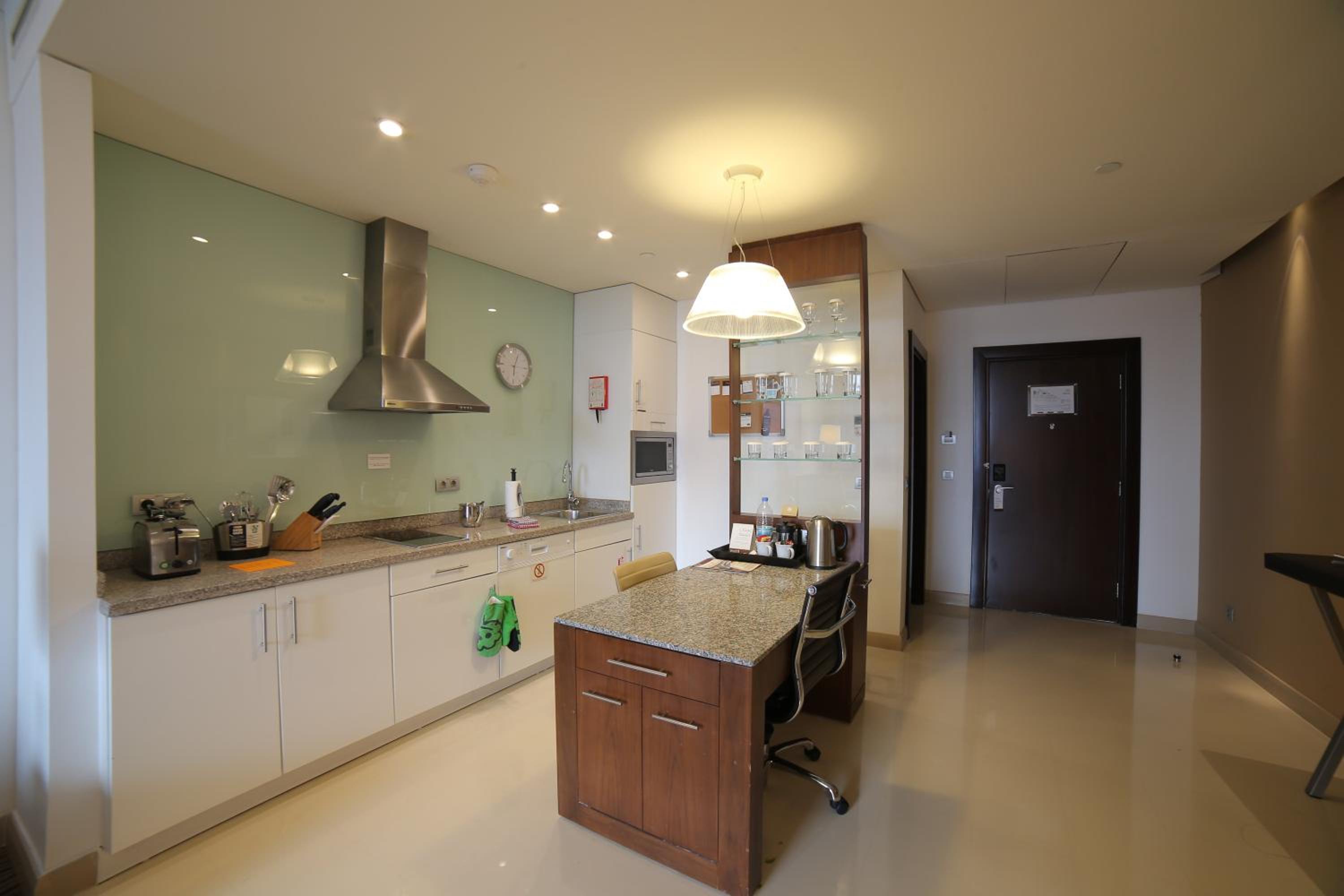 One-Bedroom Suite with Balcony and City View - Non Smoking - Photo 5