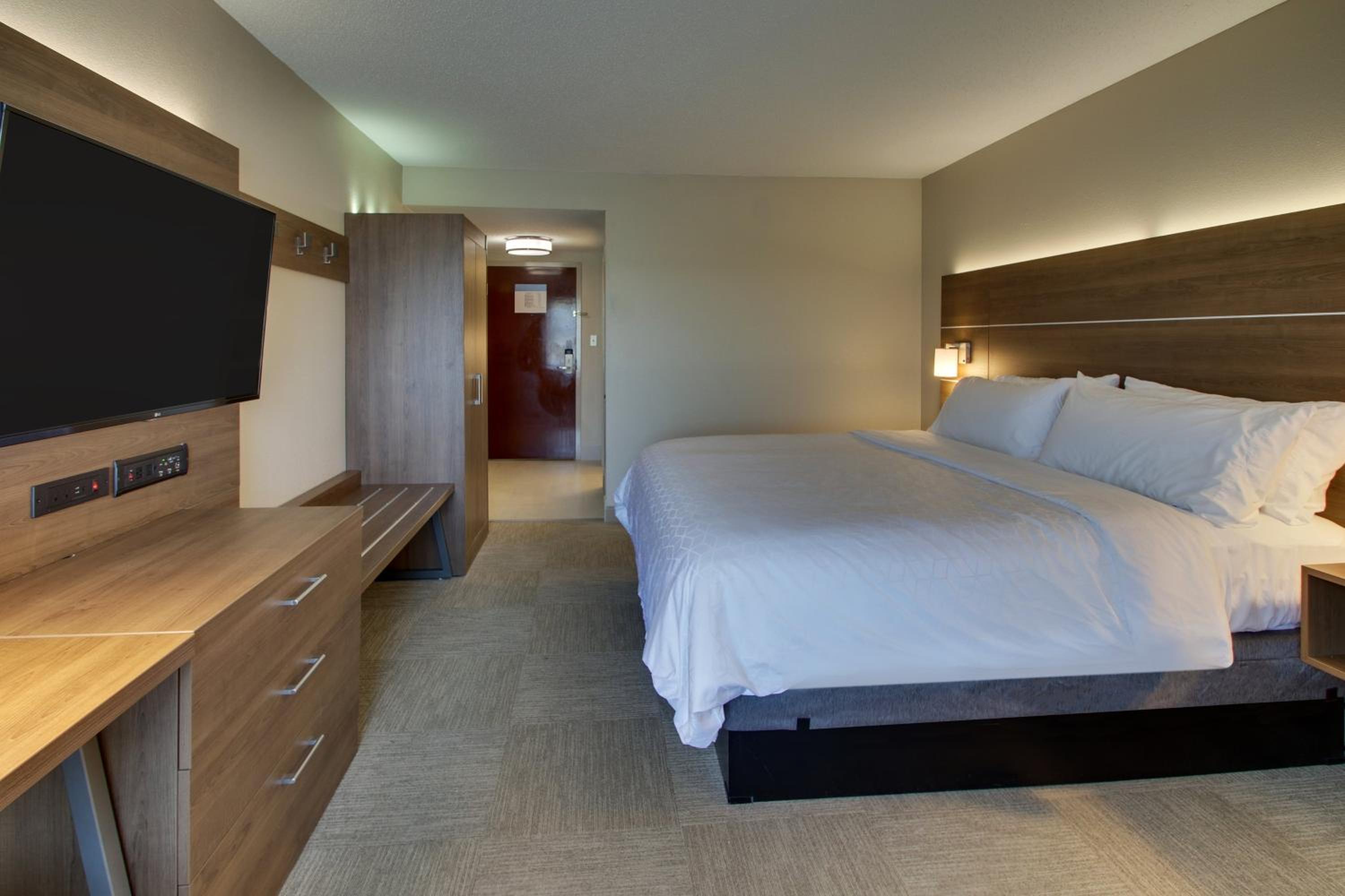Standard King Room - Photo 7