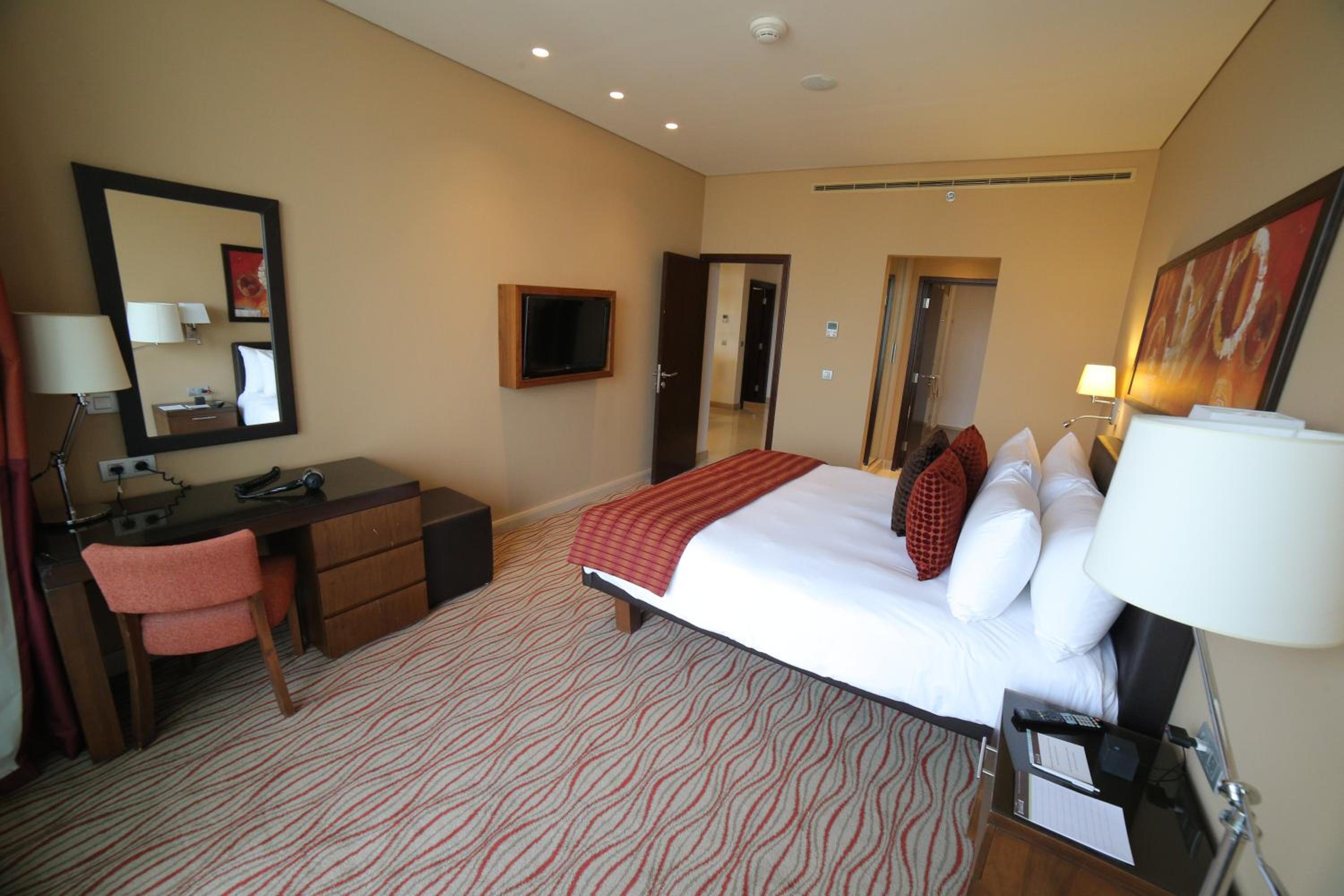 One-Bedroom Suite with Balcony and City View - Non Smoking - Photo 2