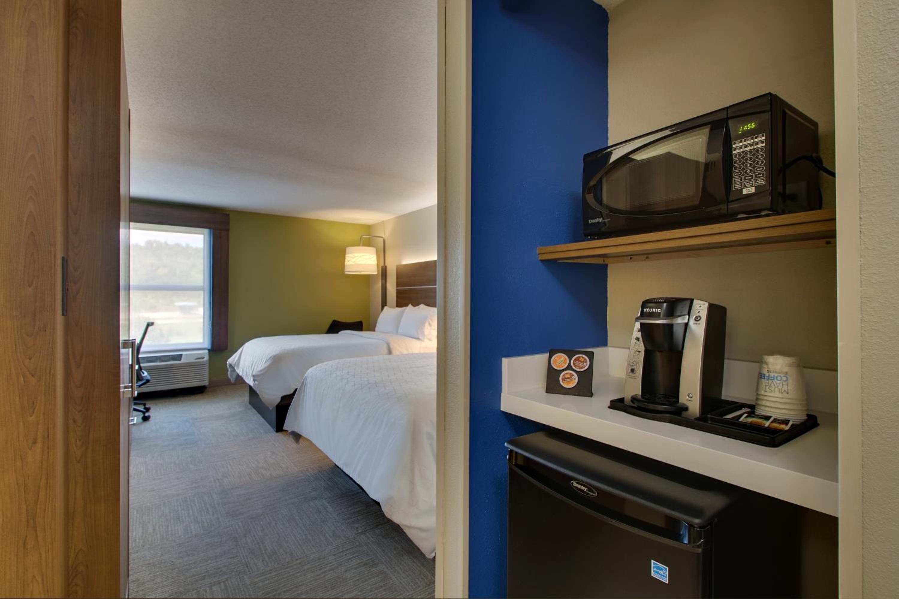 Standard Room with Two Queen Beds - Photo 3