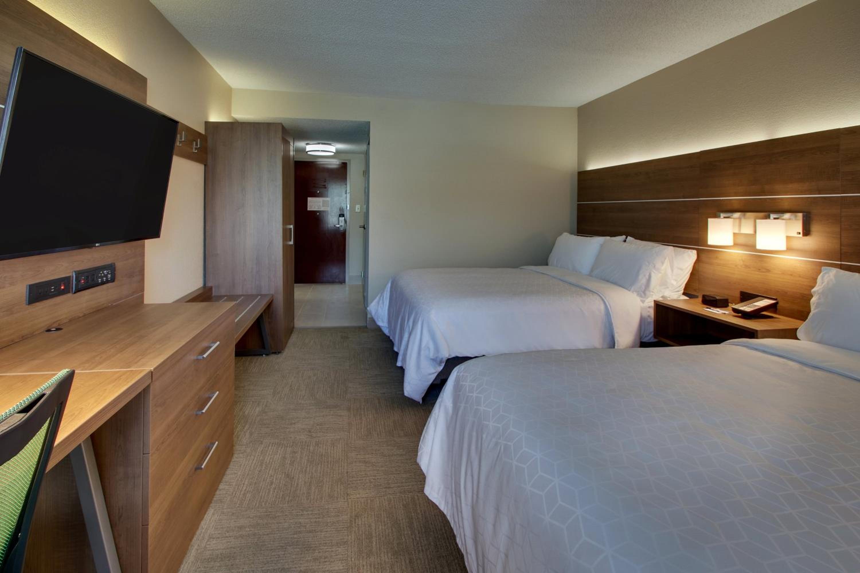 Standard Room with Two Queen Beds - Photo 8