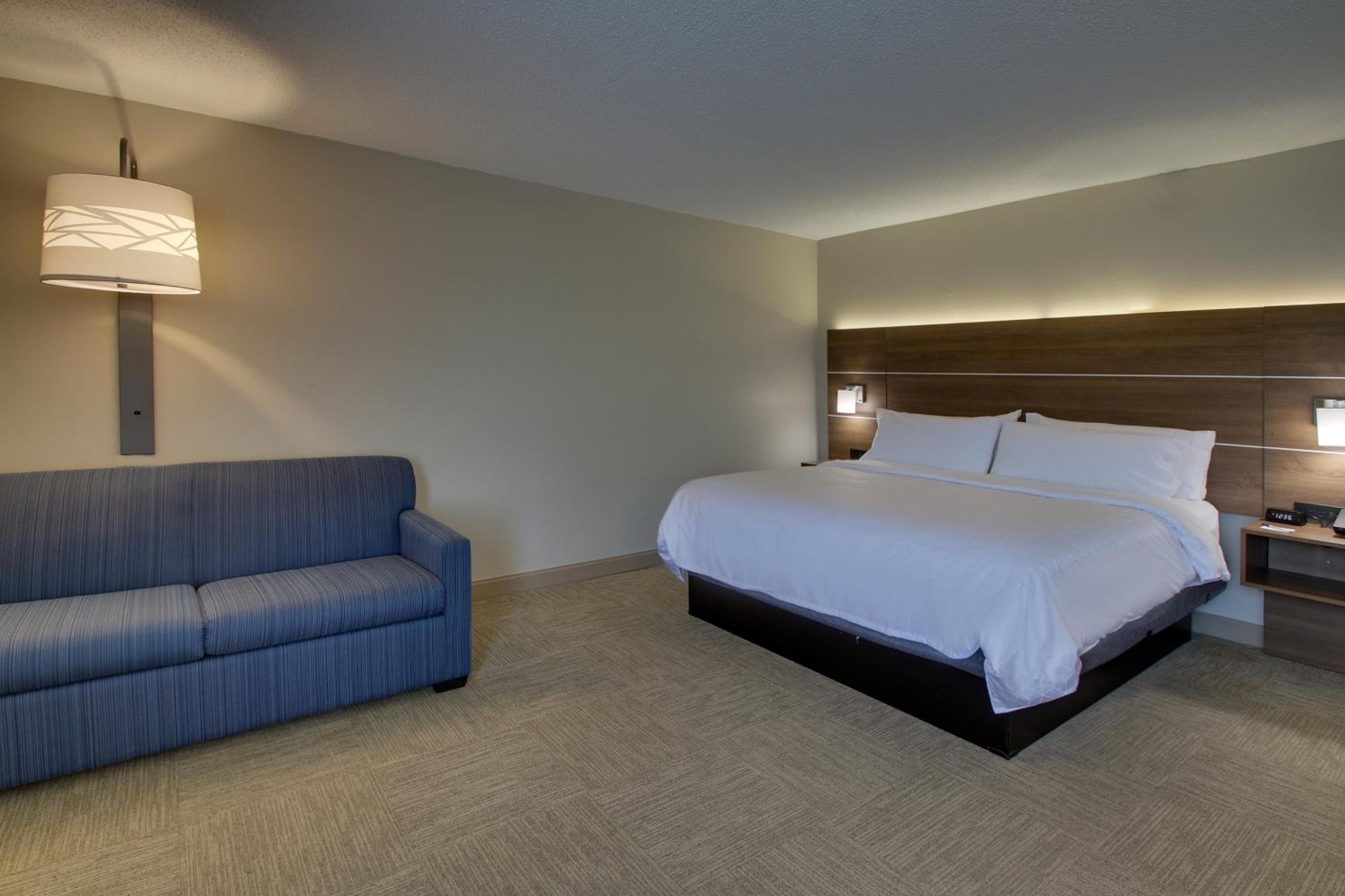 Standard King Room with Sofa Bed - Photo 1