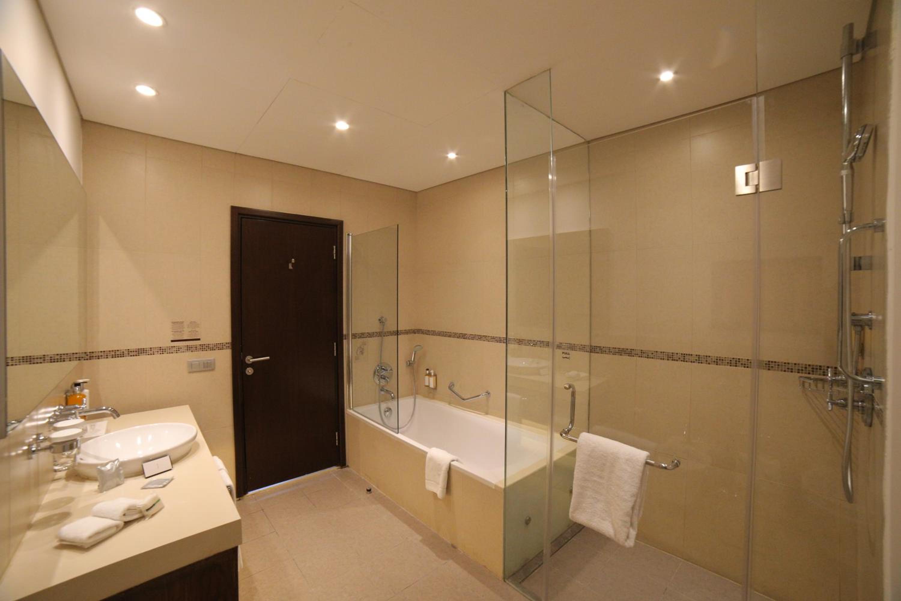 One-Bedroom Suite with Sea View and Balcony - Non-Smoking - Photo 5