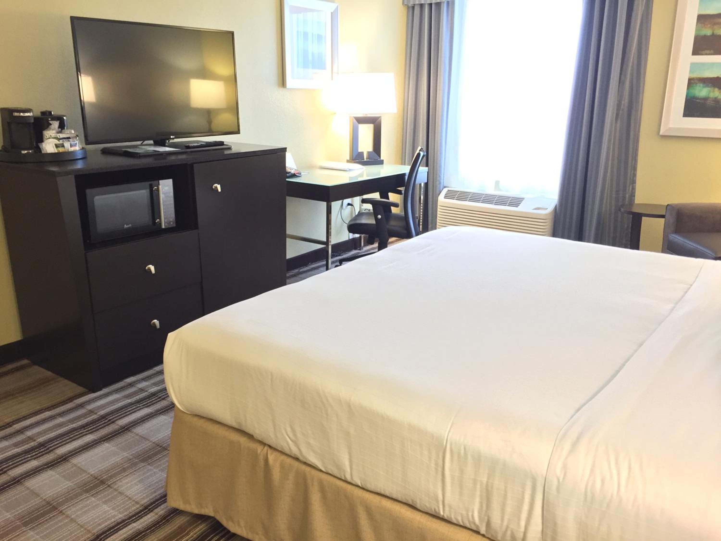 Standard King Room - Accessible photo 1