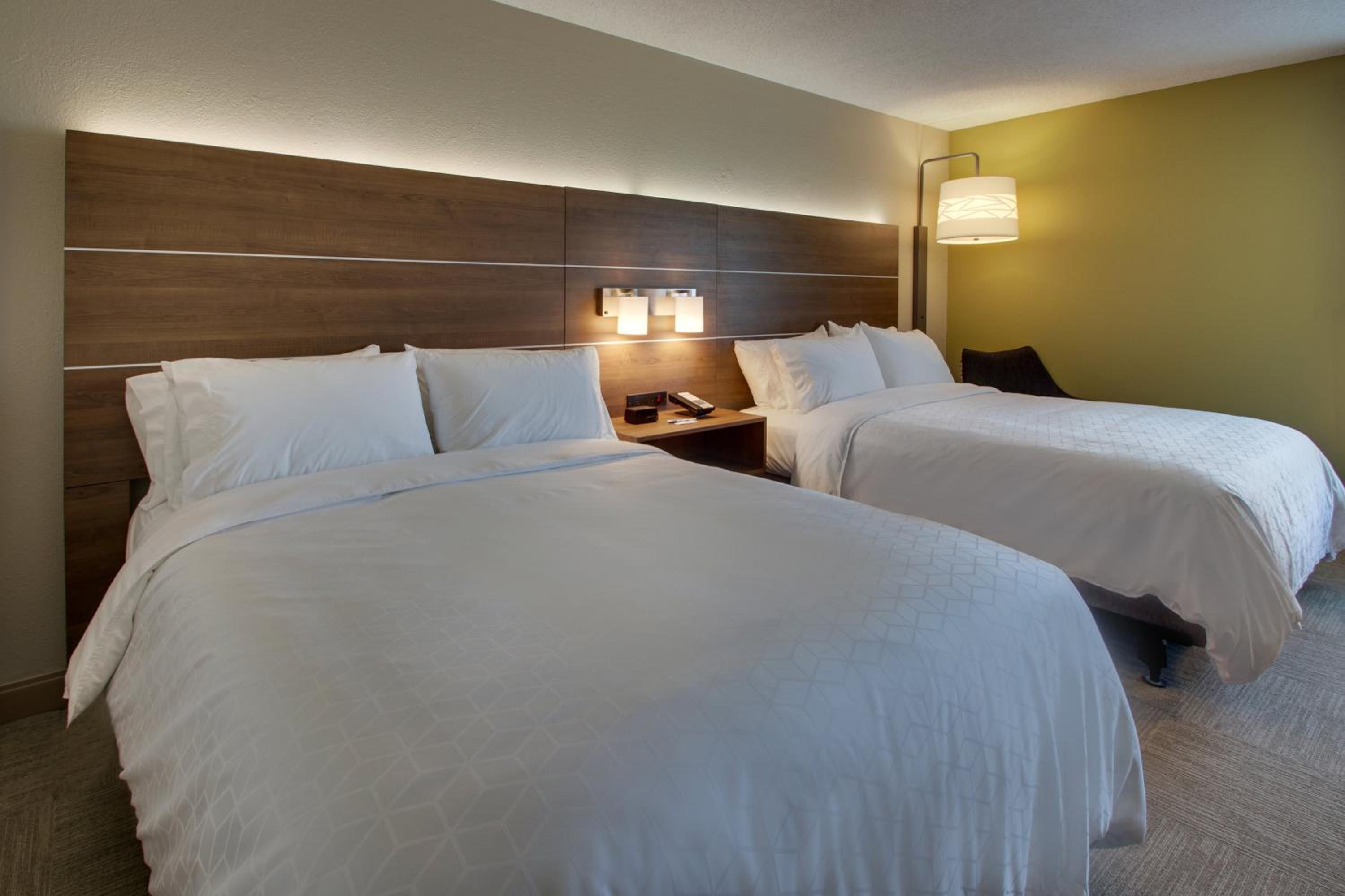 Standard Room with Two Queen Beds - Photo 5