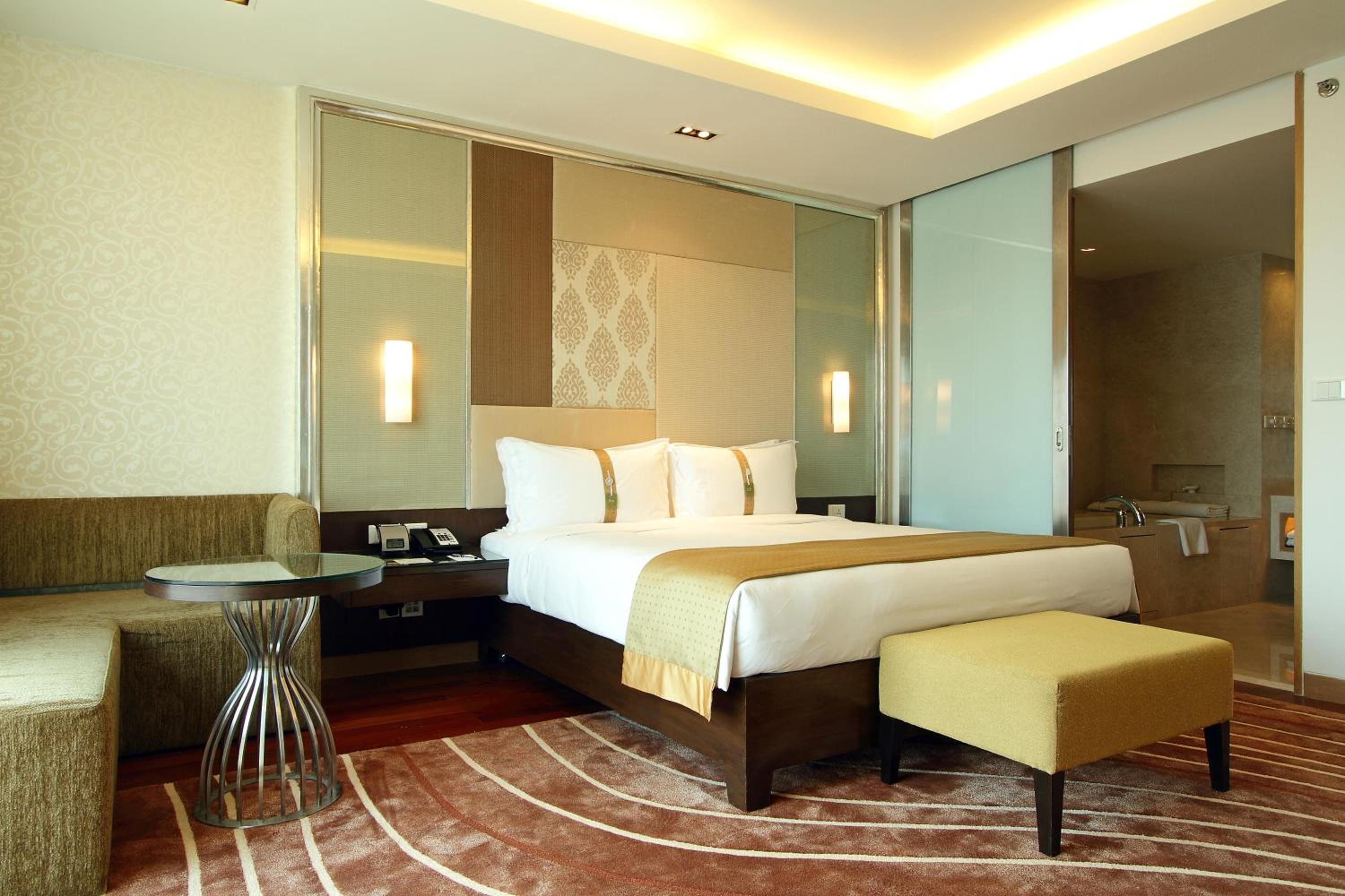 Premium King Room - Photo 5
