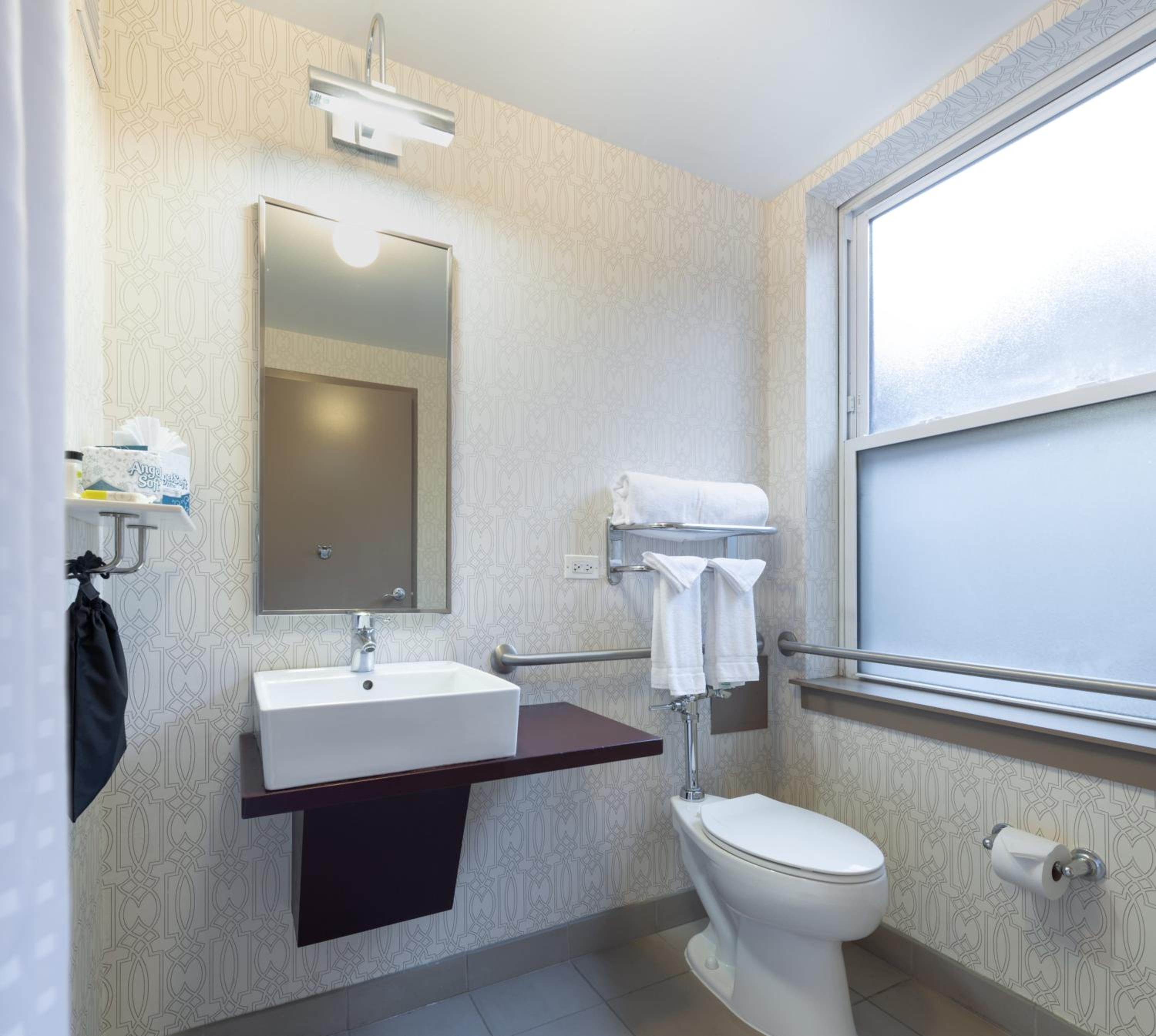Double Room with Bath Tub - Disability Access  - Photo 4