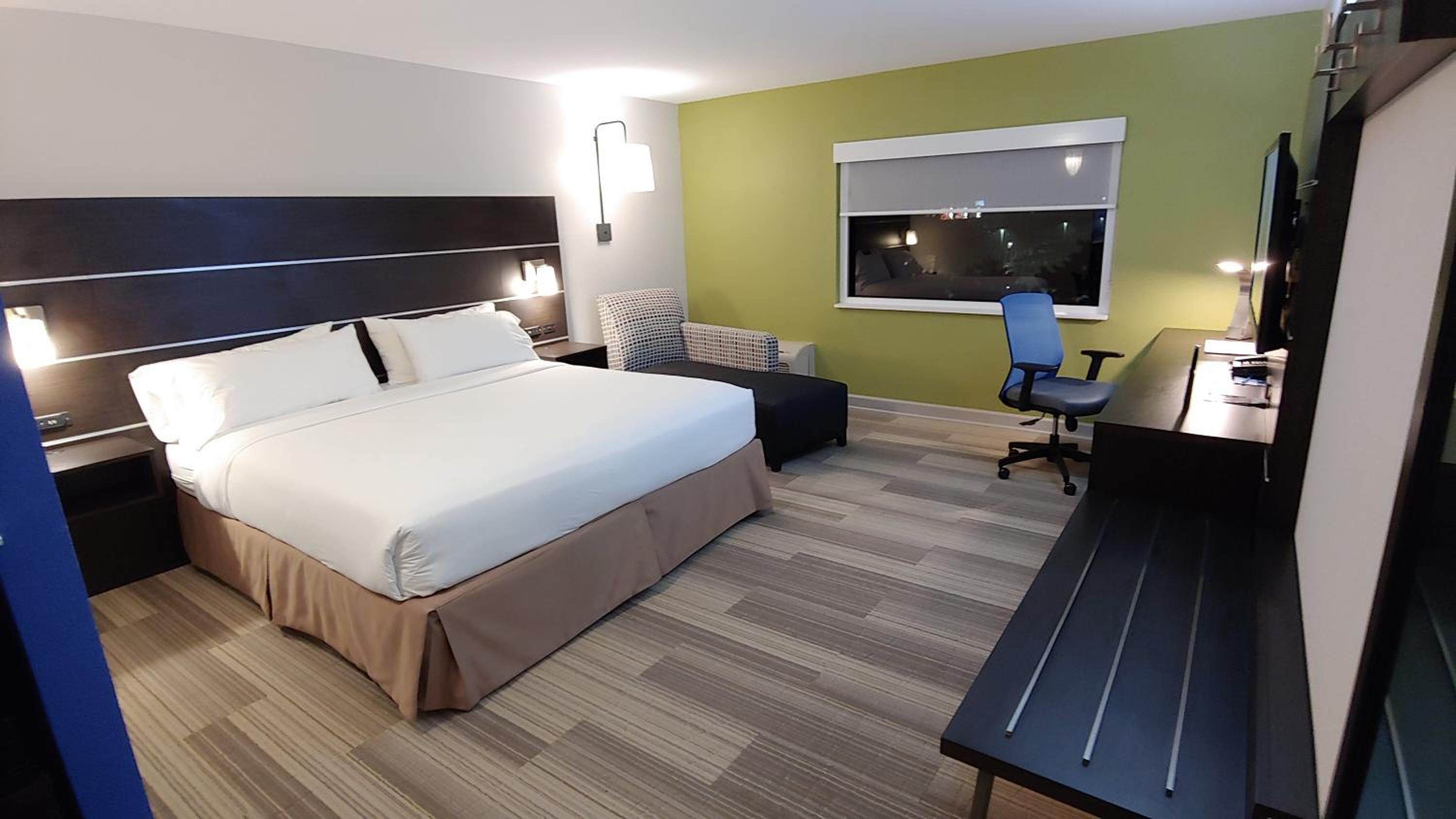 Standard King Room - Photo 8