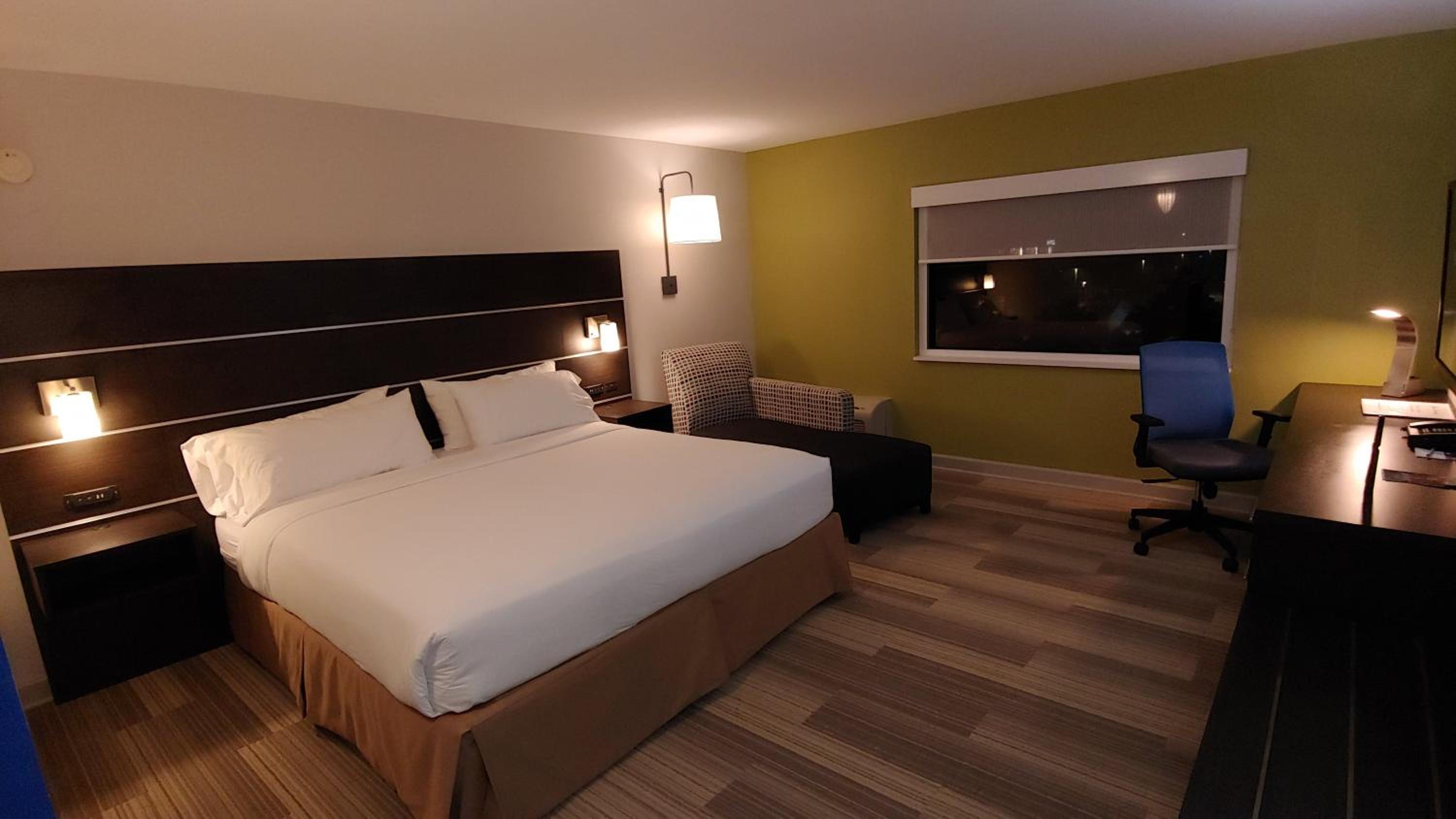 Standard King Room - Photo 7
