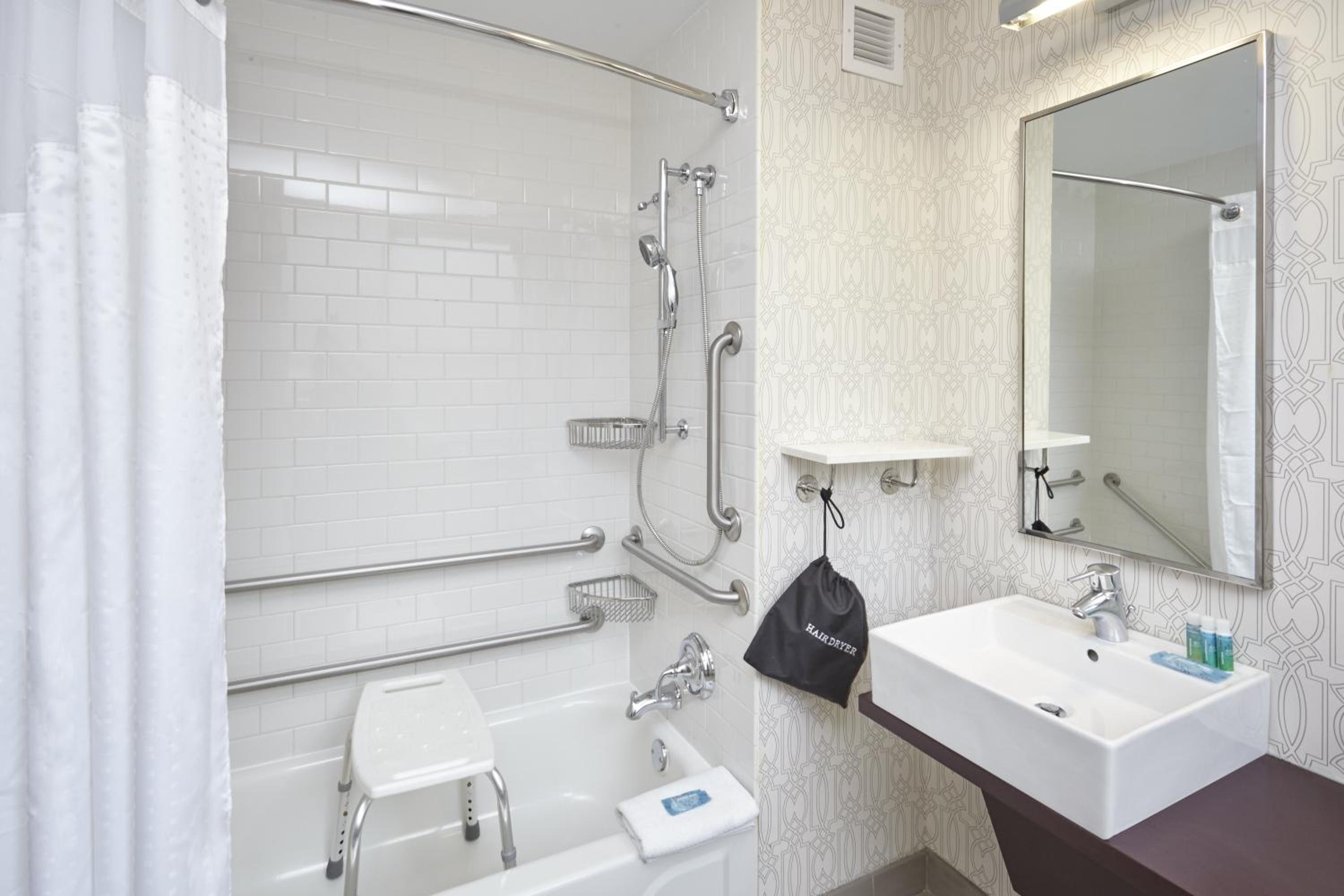 Double Room with Bath Tub - Disability Access  - Photo 5