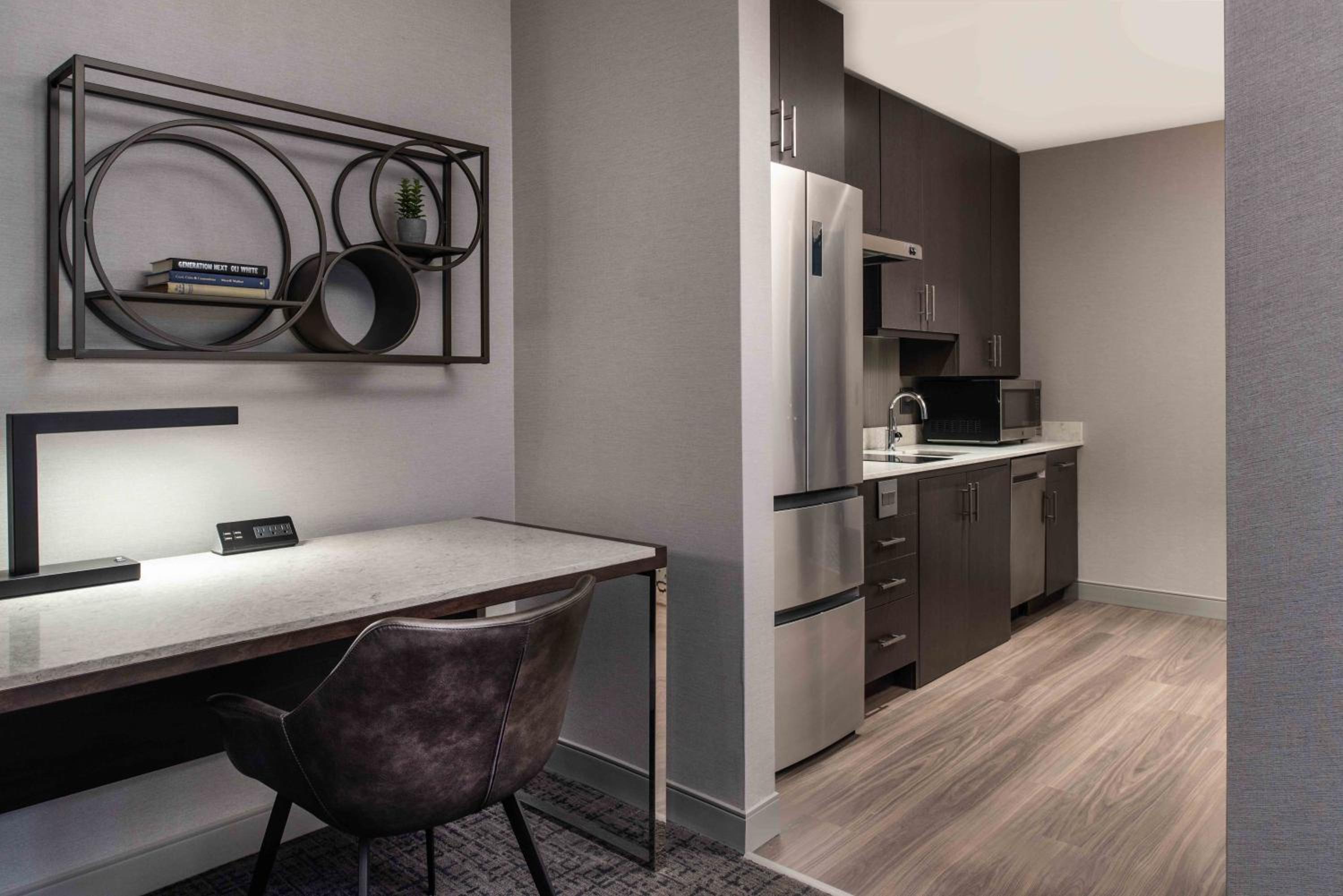 Studio King Suite - Communications Accessible - Photo 2