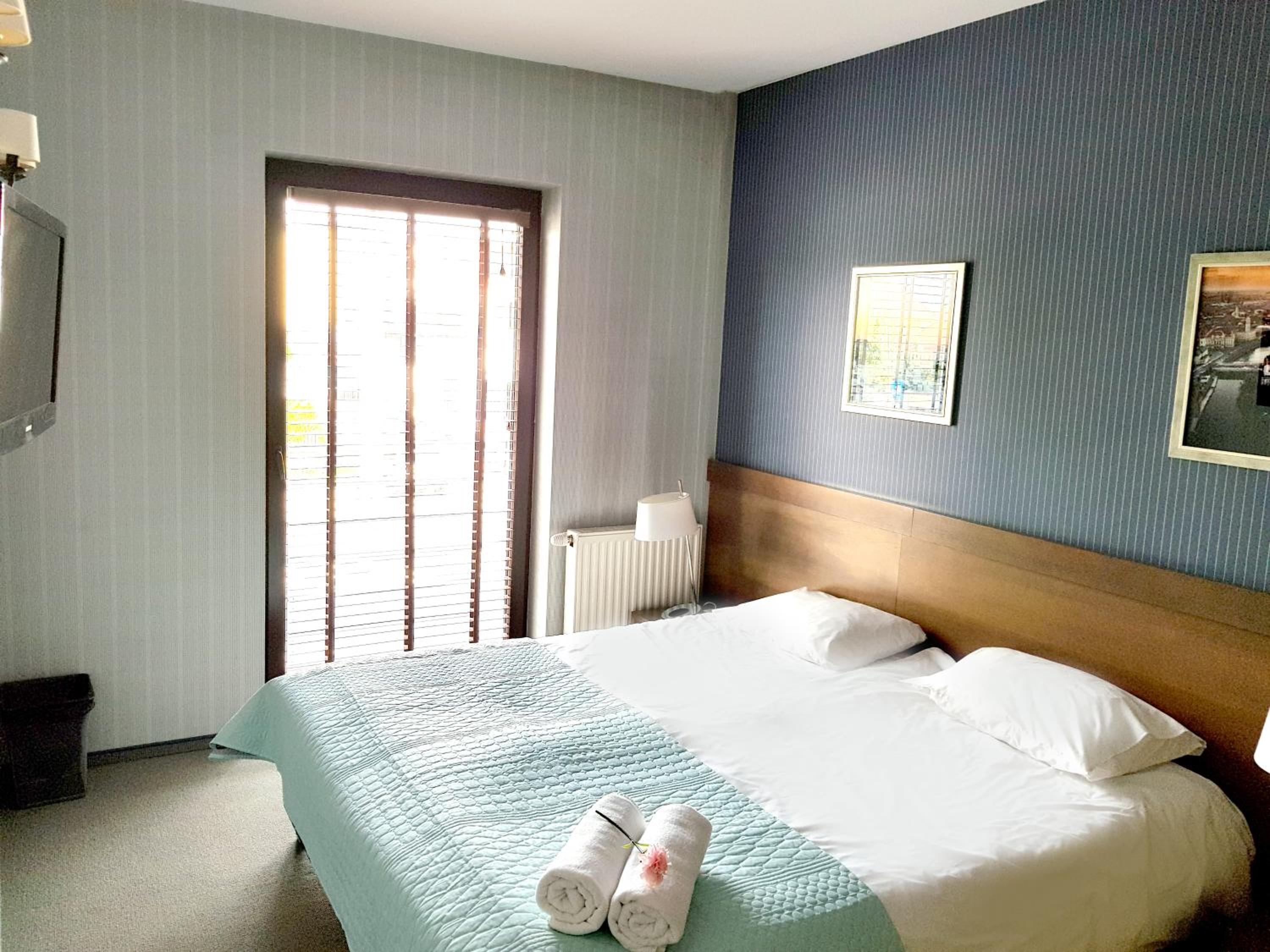 Double or Twin Room with Bathroom - Photo 4