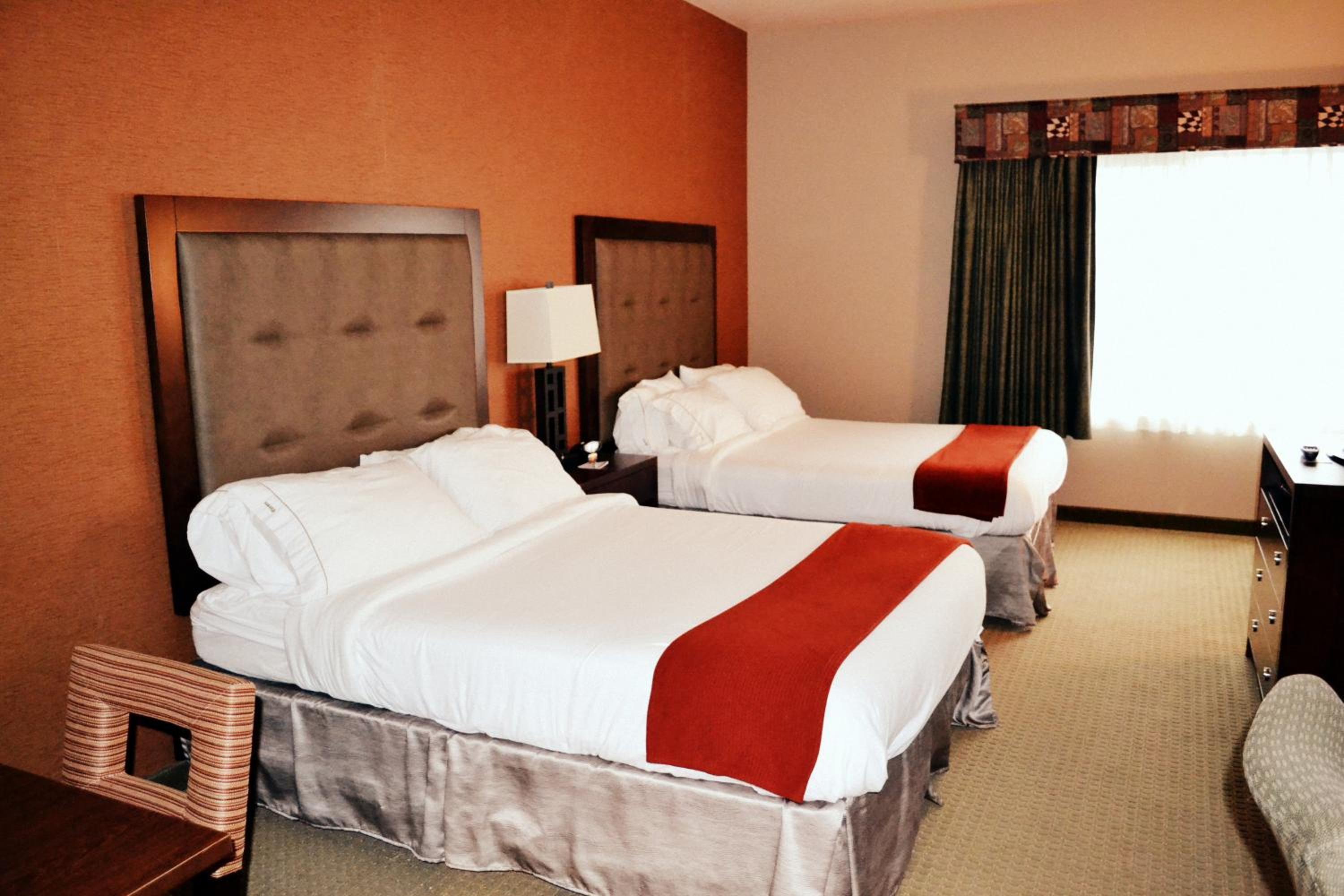 Standard Queen Room with Two Queen Beds - Photo 2