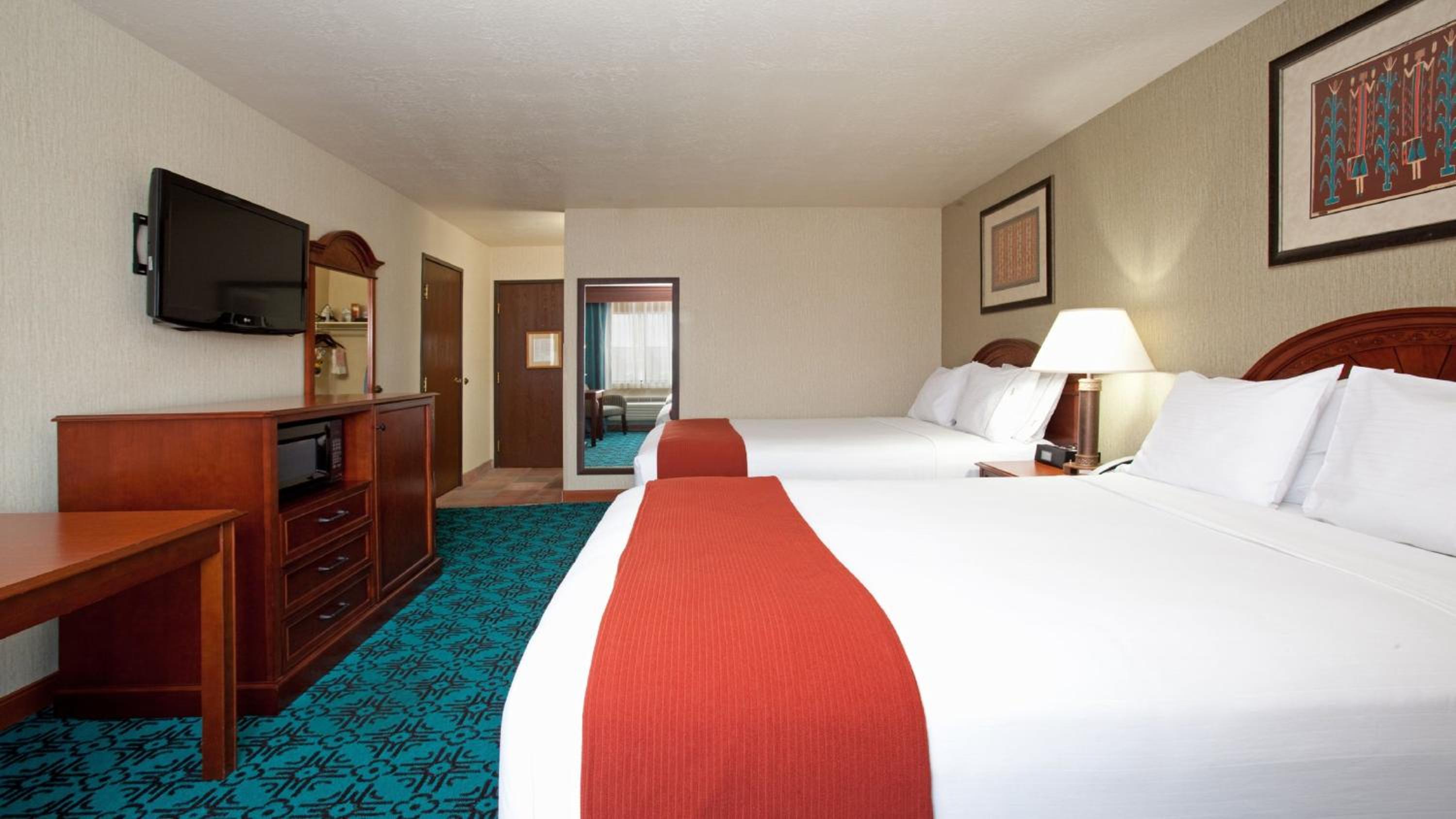 Queen Room with Two Queen Beds - Hearing Accessible/Non-Smoking - Photo 2