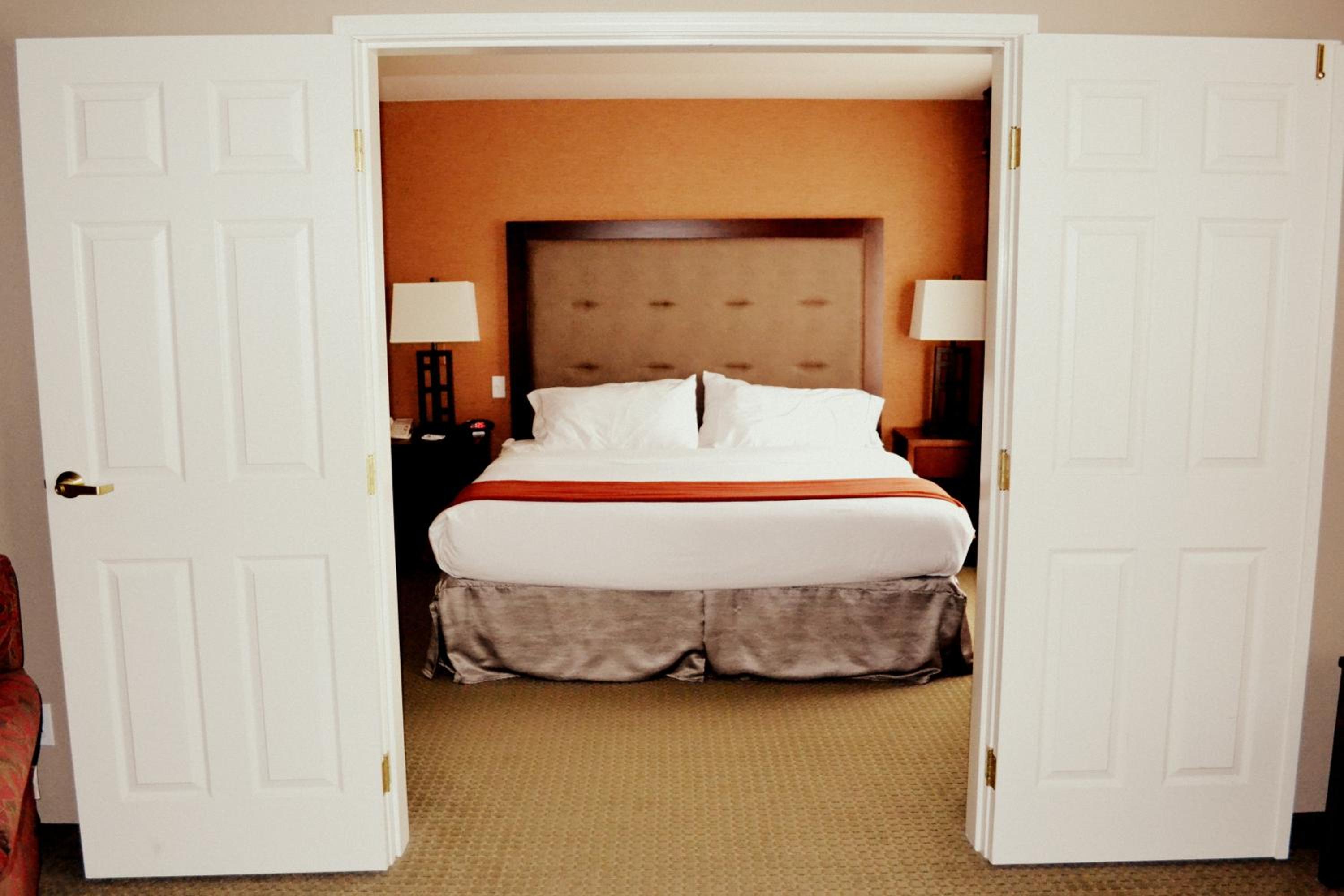 King Suite with Spa Bath - Non-Smoking photo 2