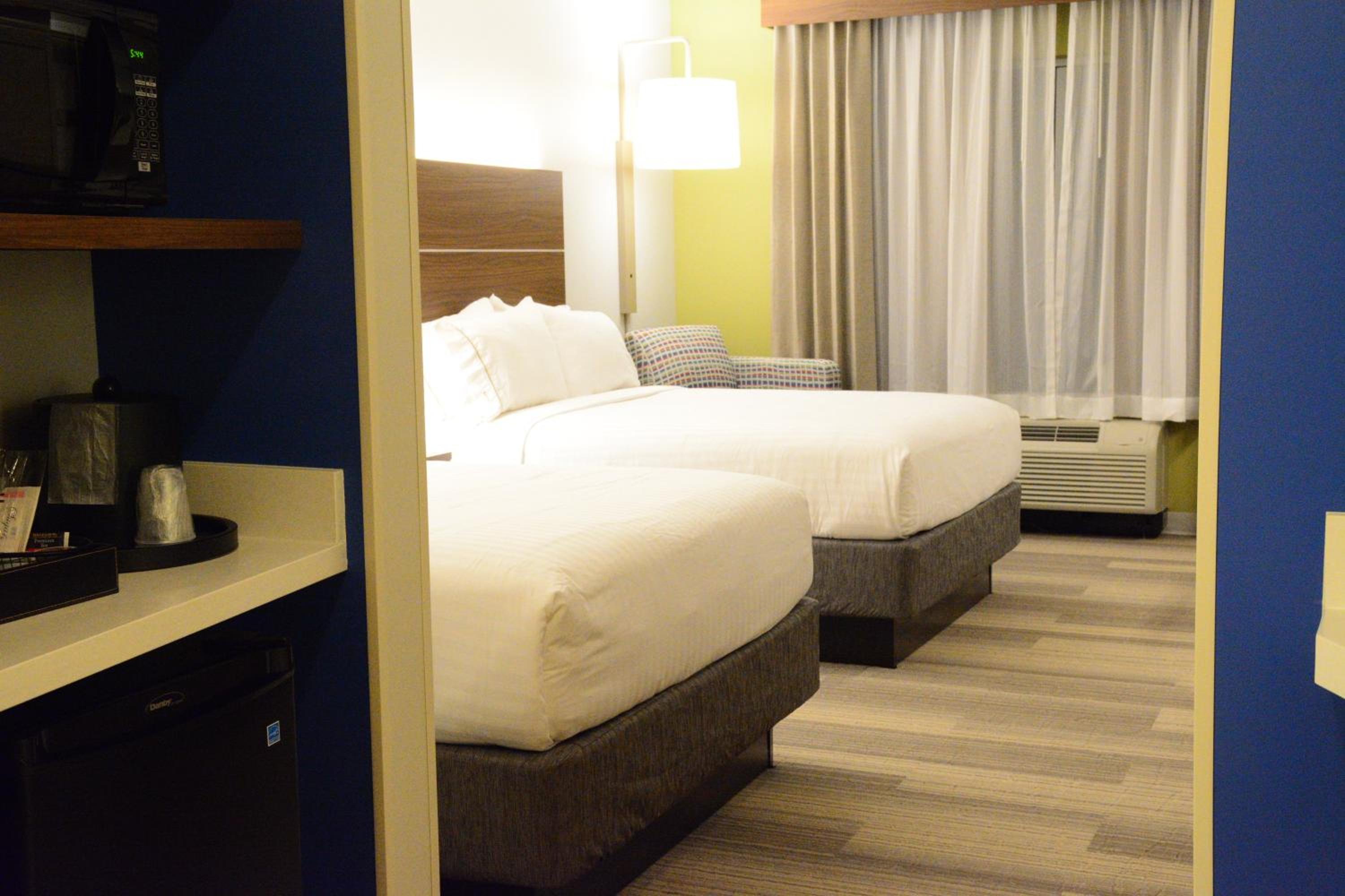 Queen Room with Two Queen Beds - Hearing Access - Non-Smoking photo 2
