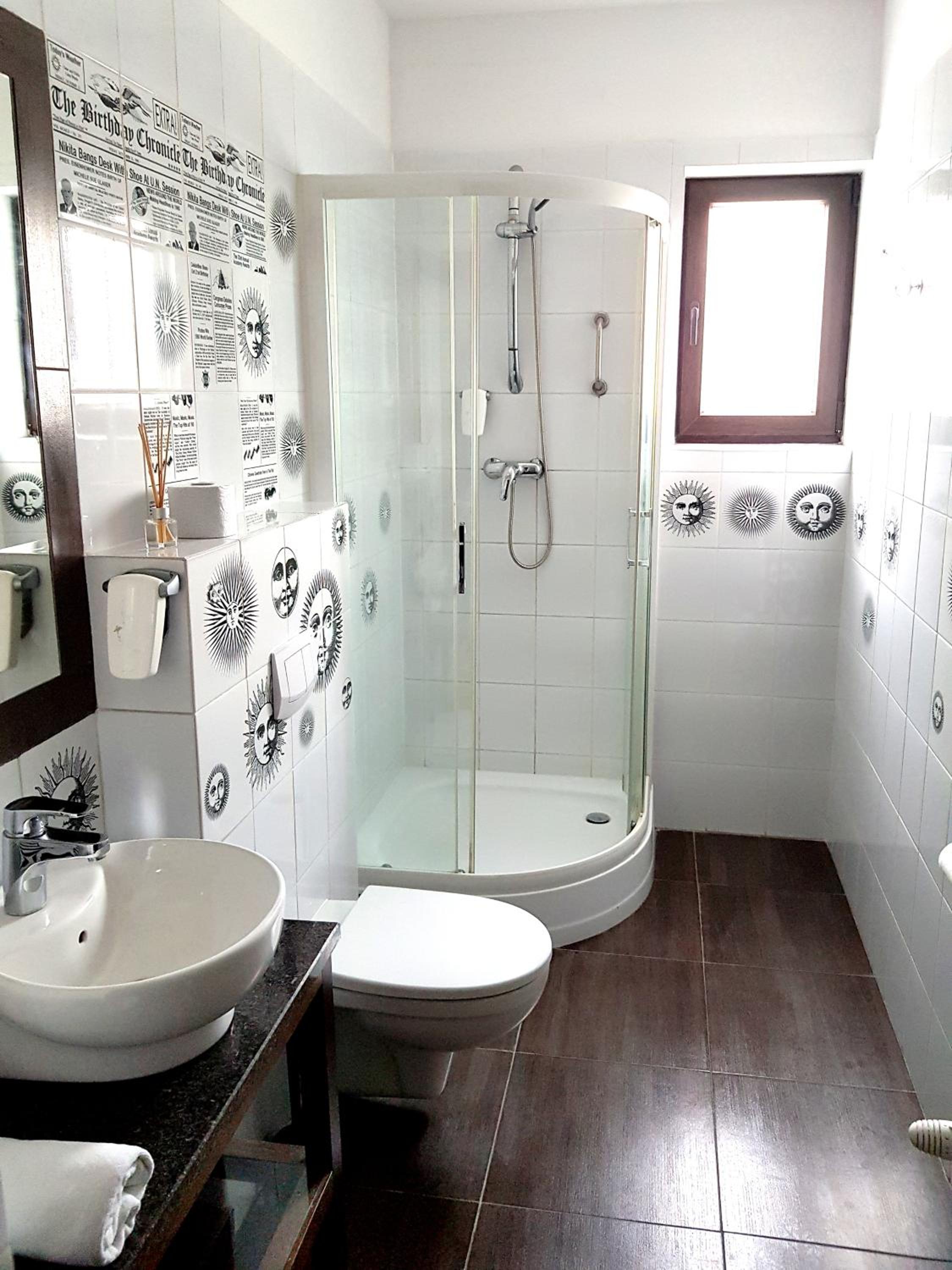 Quadruple Room with Private Bathroom - Photo 2
