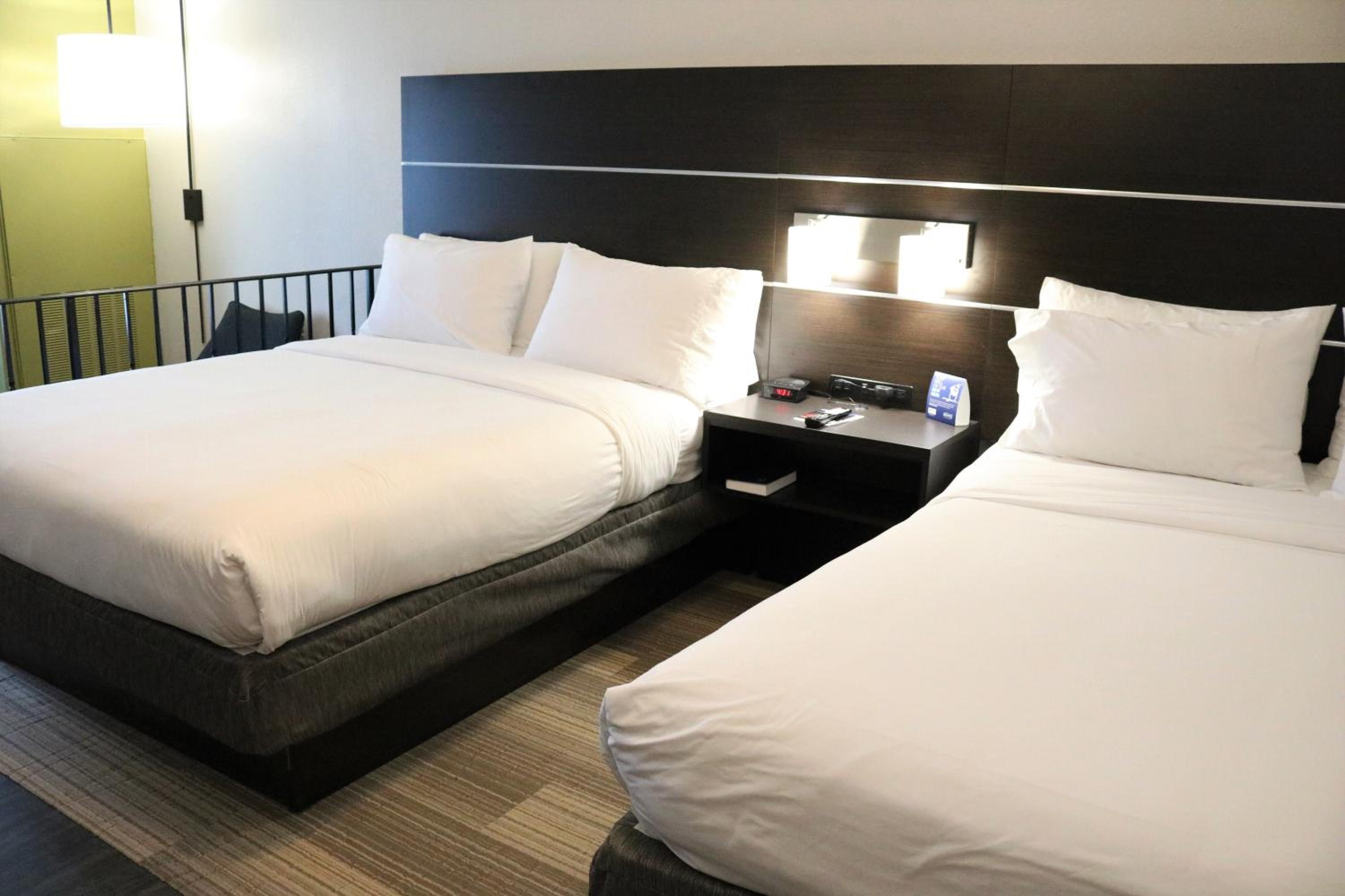 Standard Room with Two Queen Beds - Photo 2
