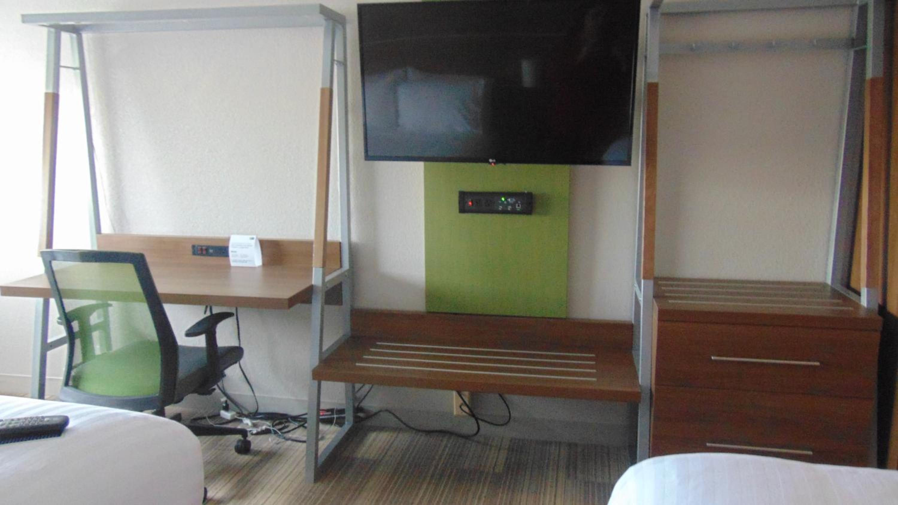 Standard Room with Two Queen Beds - Photo 4