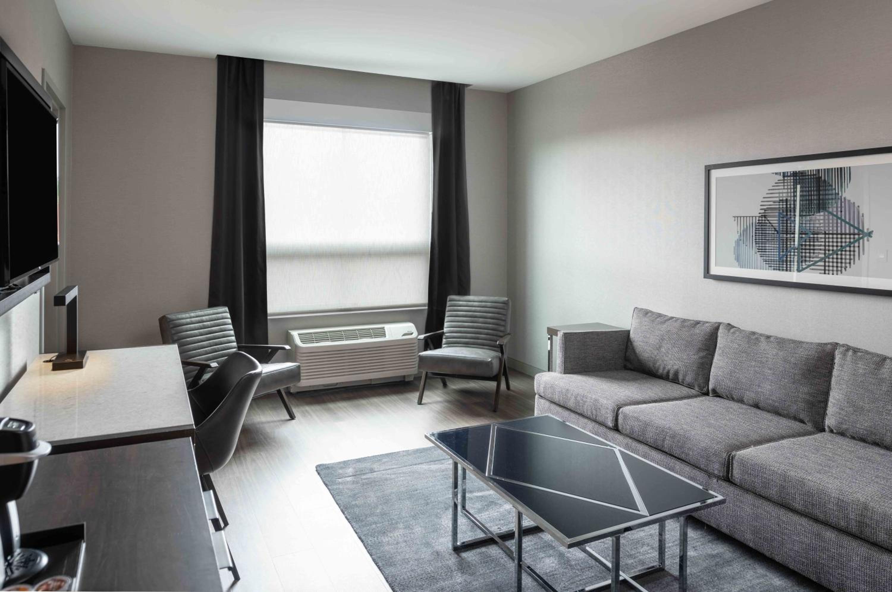 One-Bedroom Suite with Sofa Bed - Photo 9