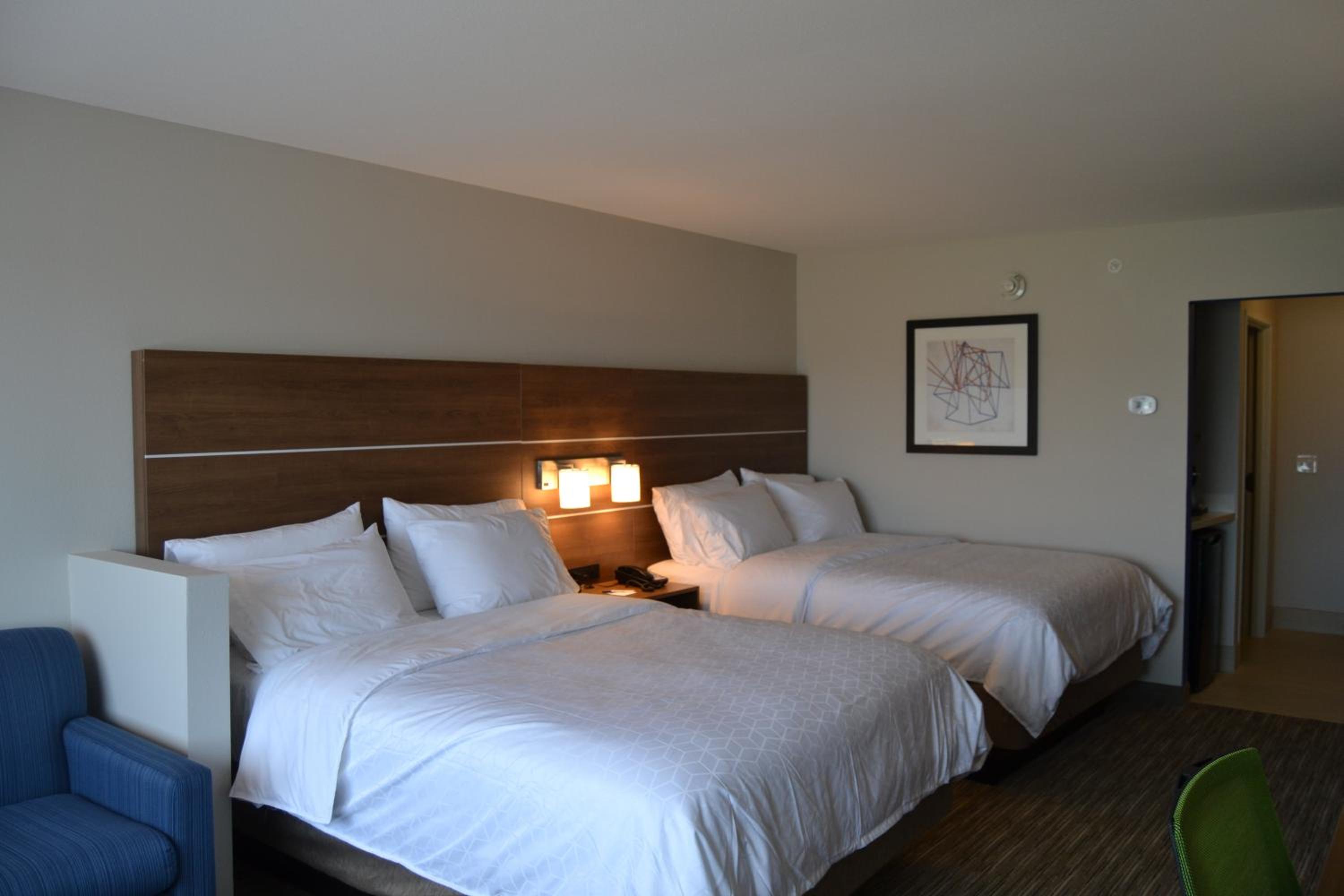 Queen Suite with Two Queen Beds and Sofa Bed photo 2
