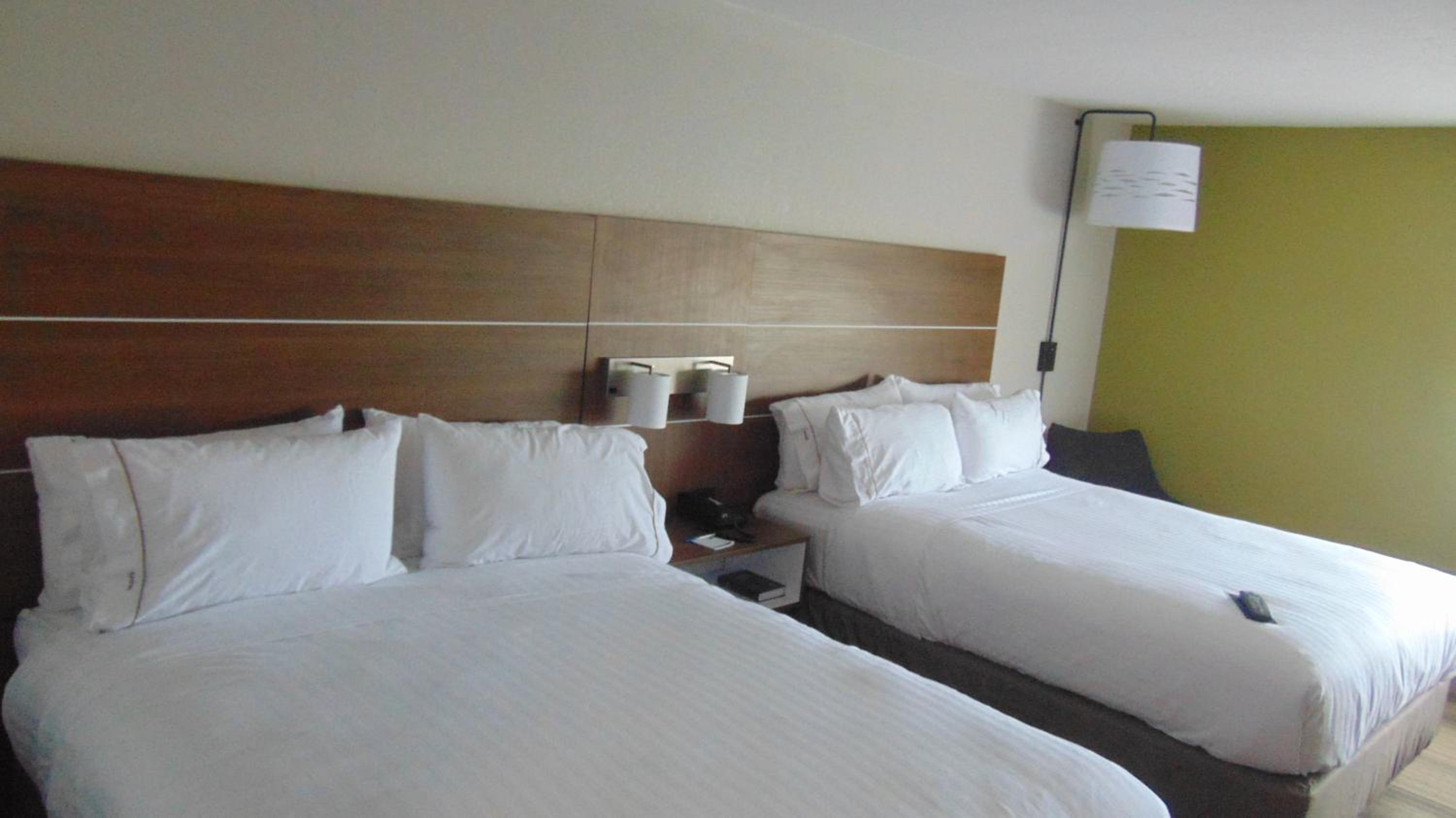 Standard Room with Two Queen Beds - Photo 7
