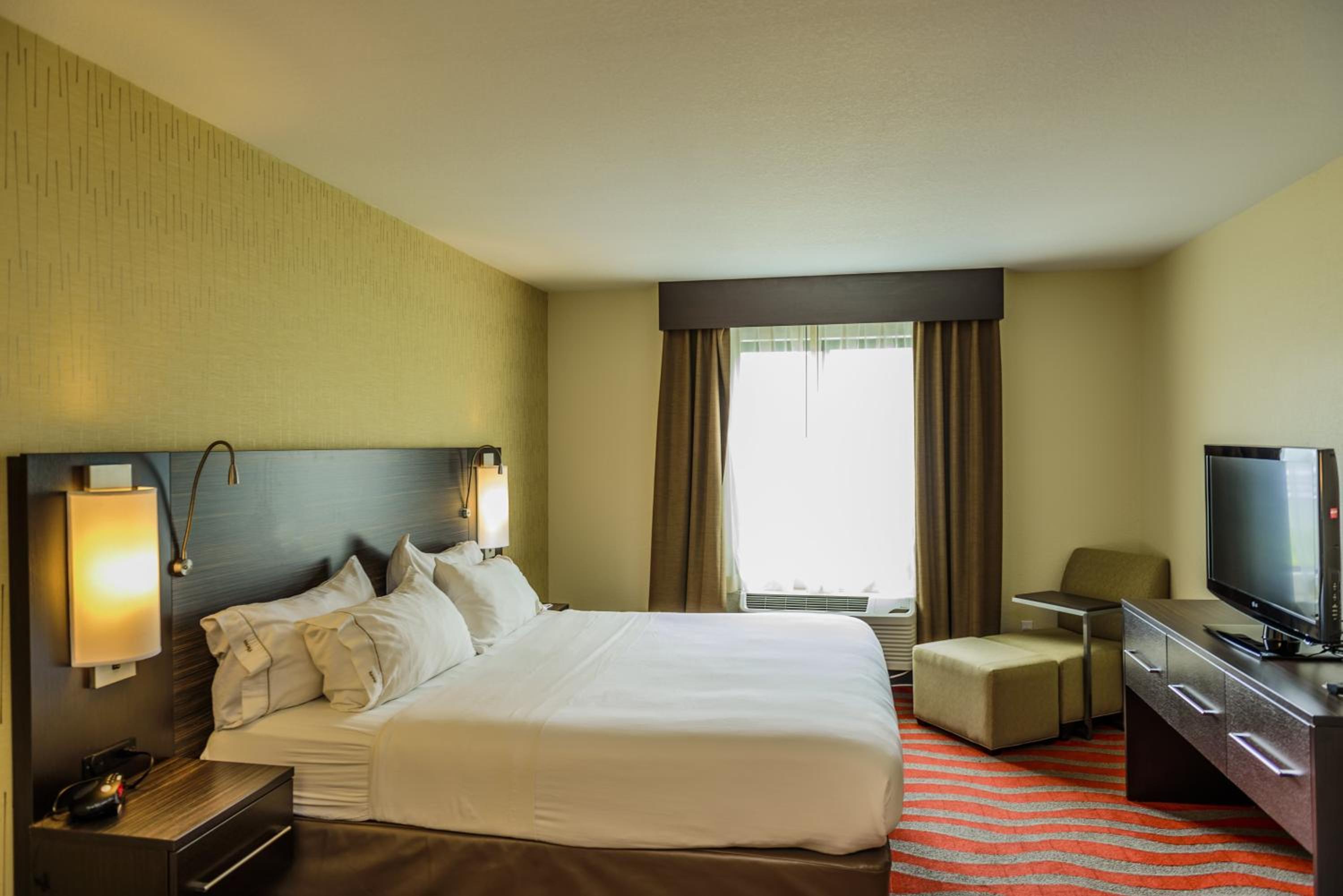 King Suite - Non-Smoking - Photo 1