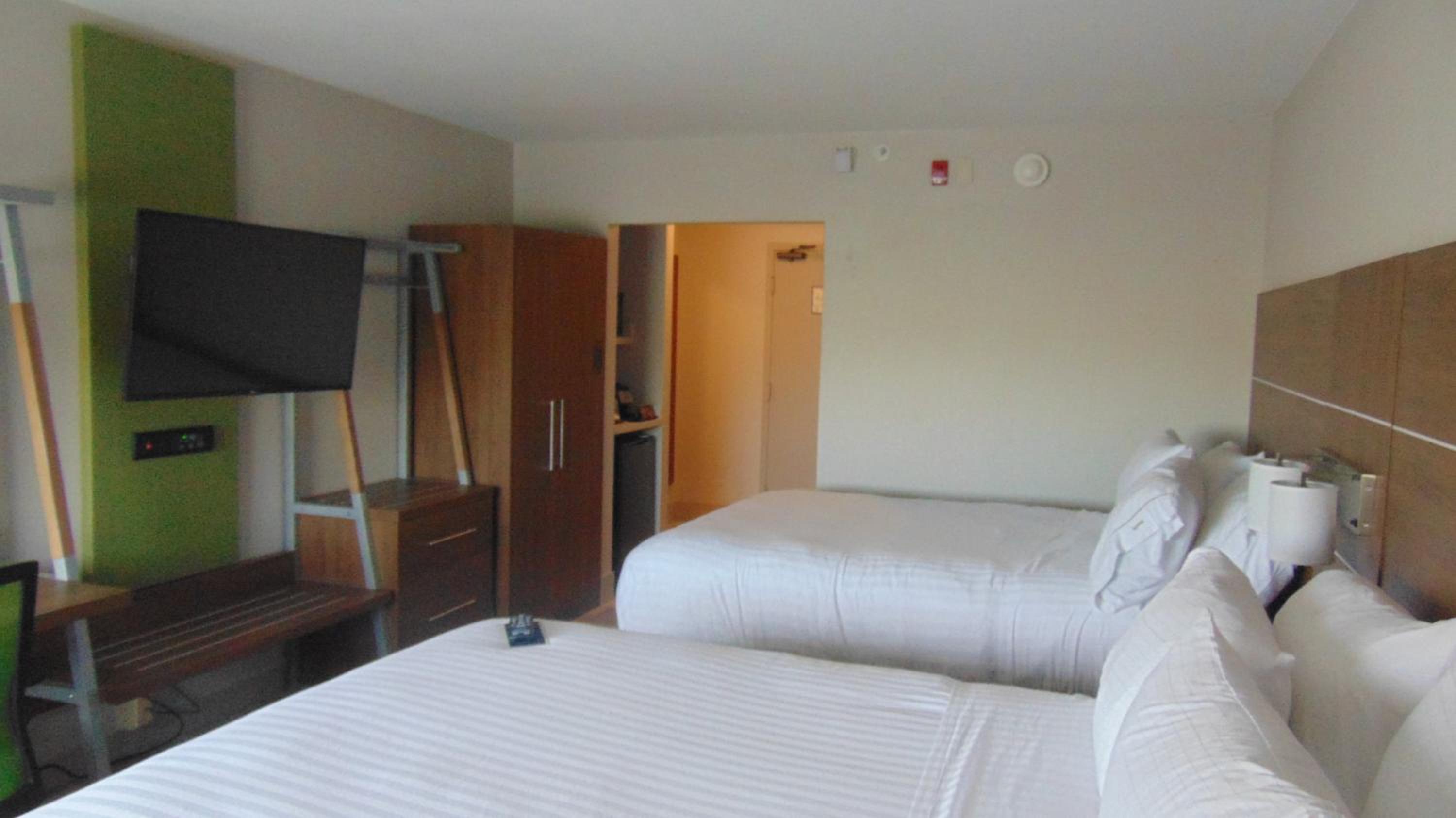 Standard Room with Two Queen Beds - Photo 6
