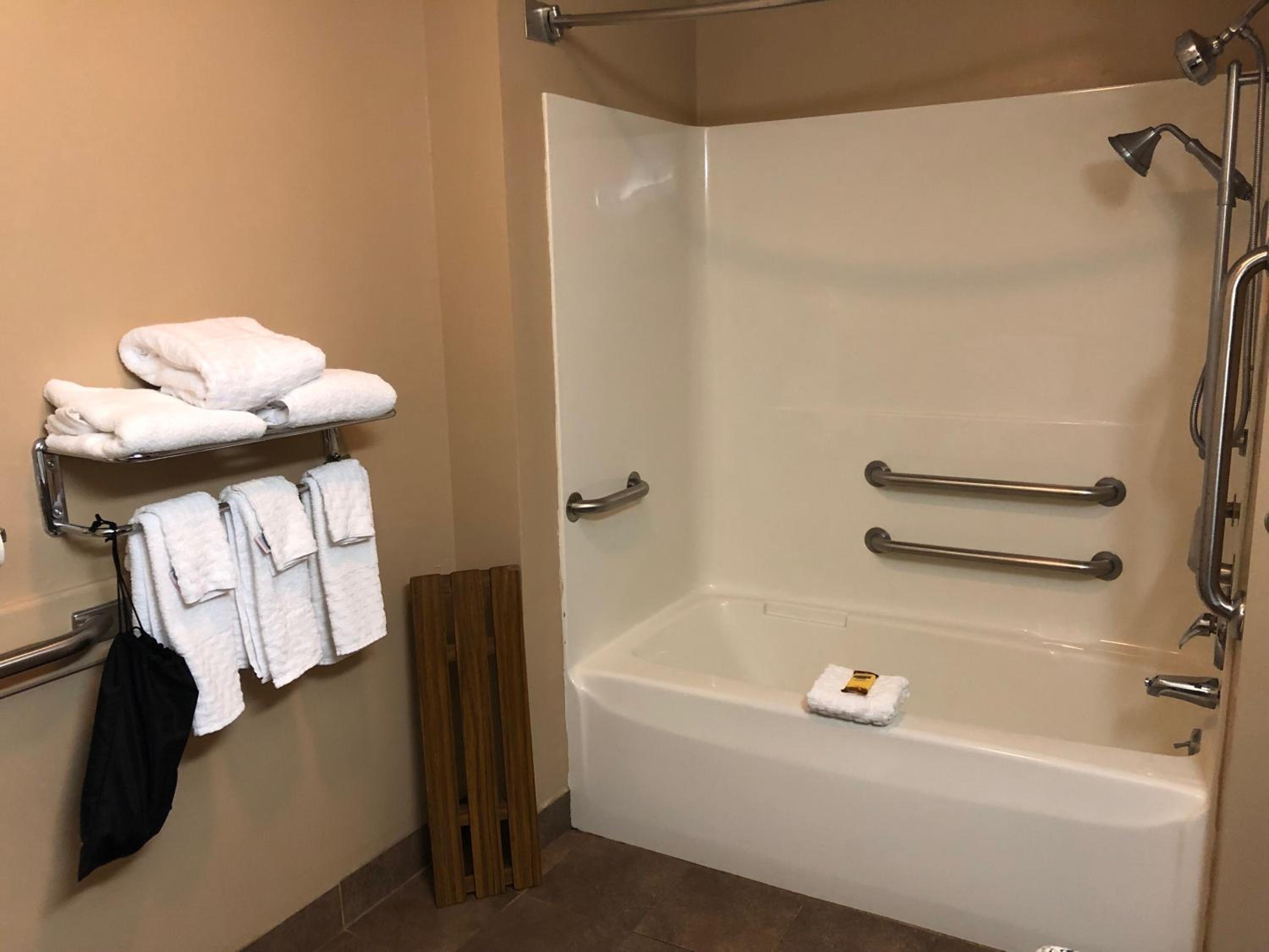 King Room with Bath Tub - Mobility Accessible/Non-Smoking - Photo 6