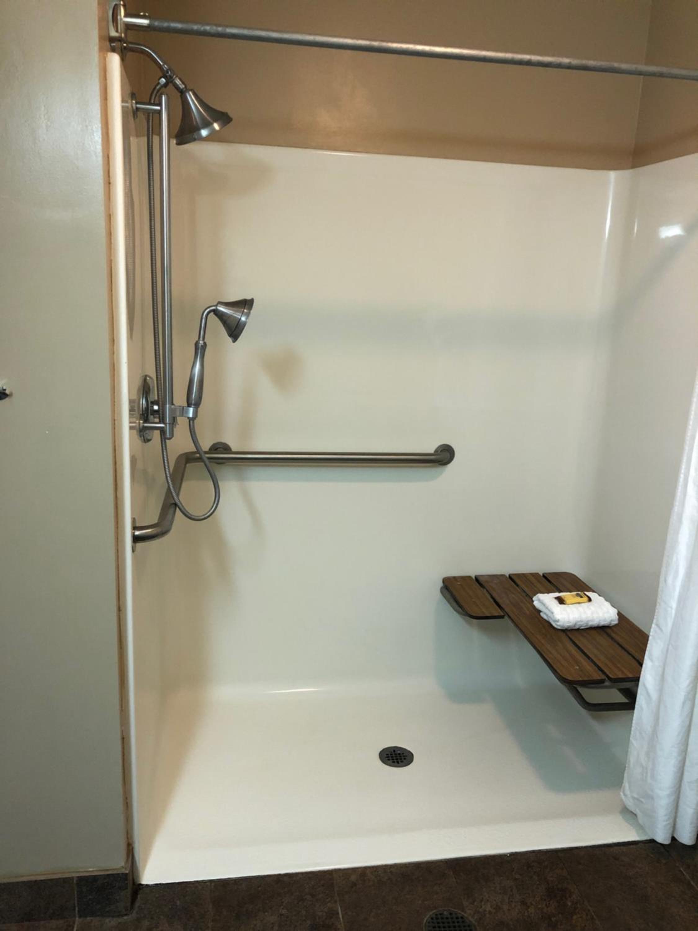 King Room with Roll-in Shower - Disability Access/Non-Smoking - Photo 1