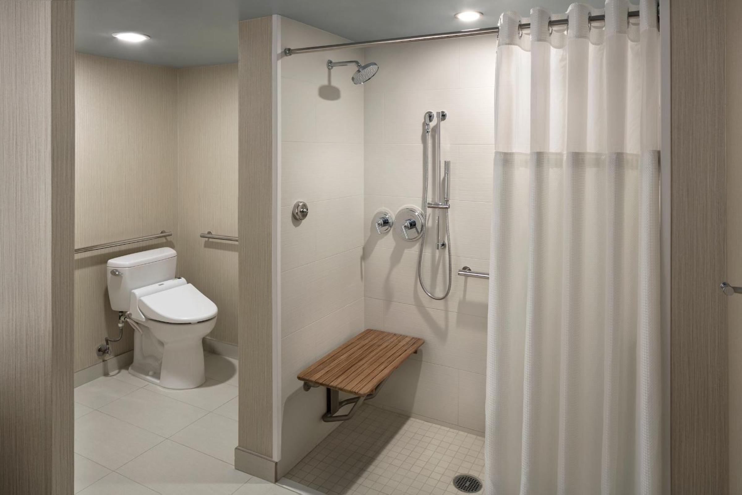 King Room with Accessible Shower - Disability Access - Photo 4