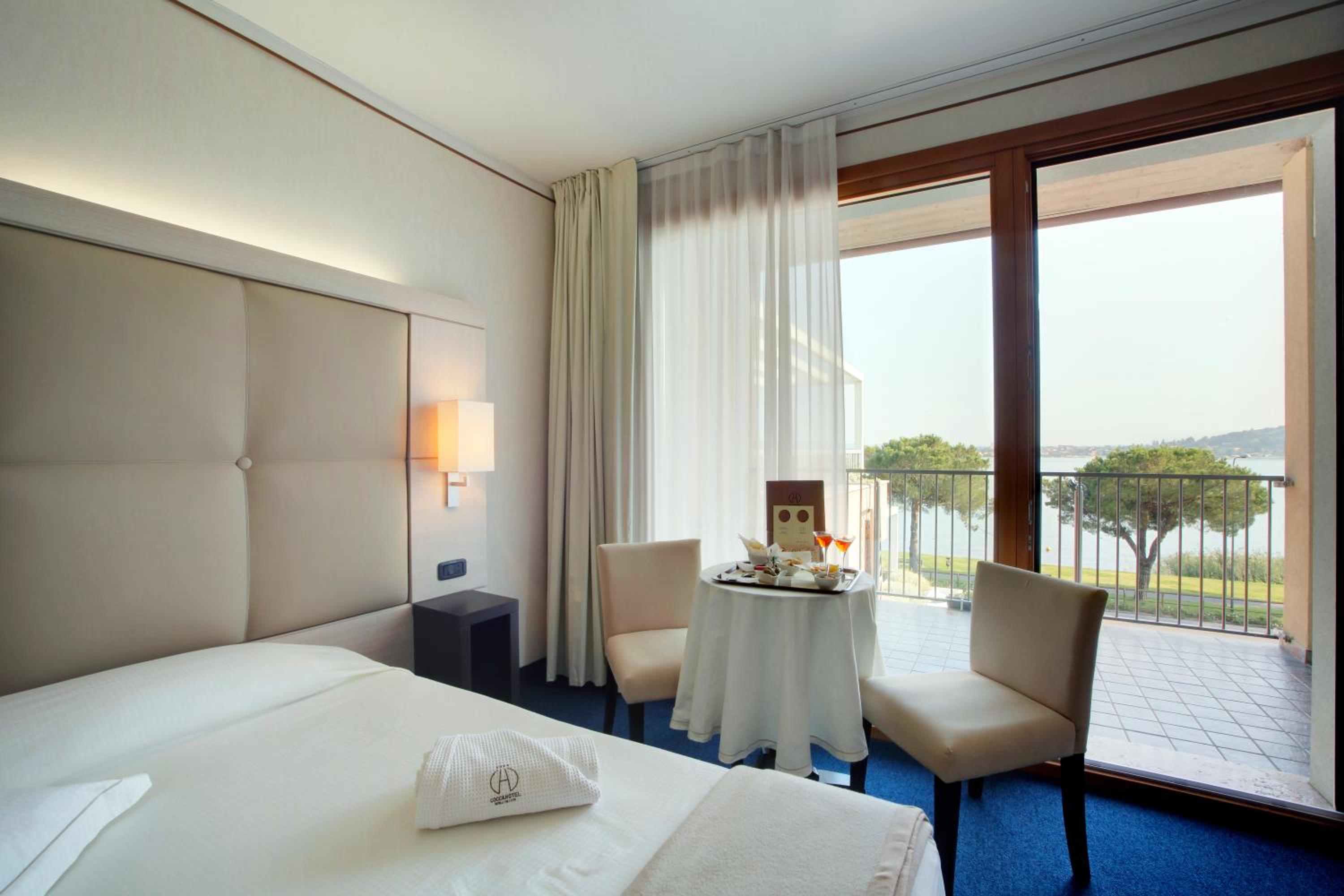 Deluxe Double or Twin Room with Lake View - Photo 3