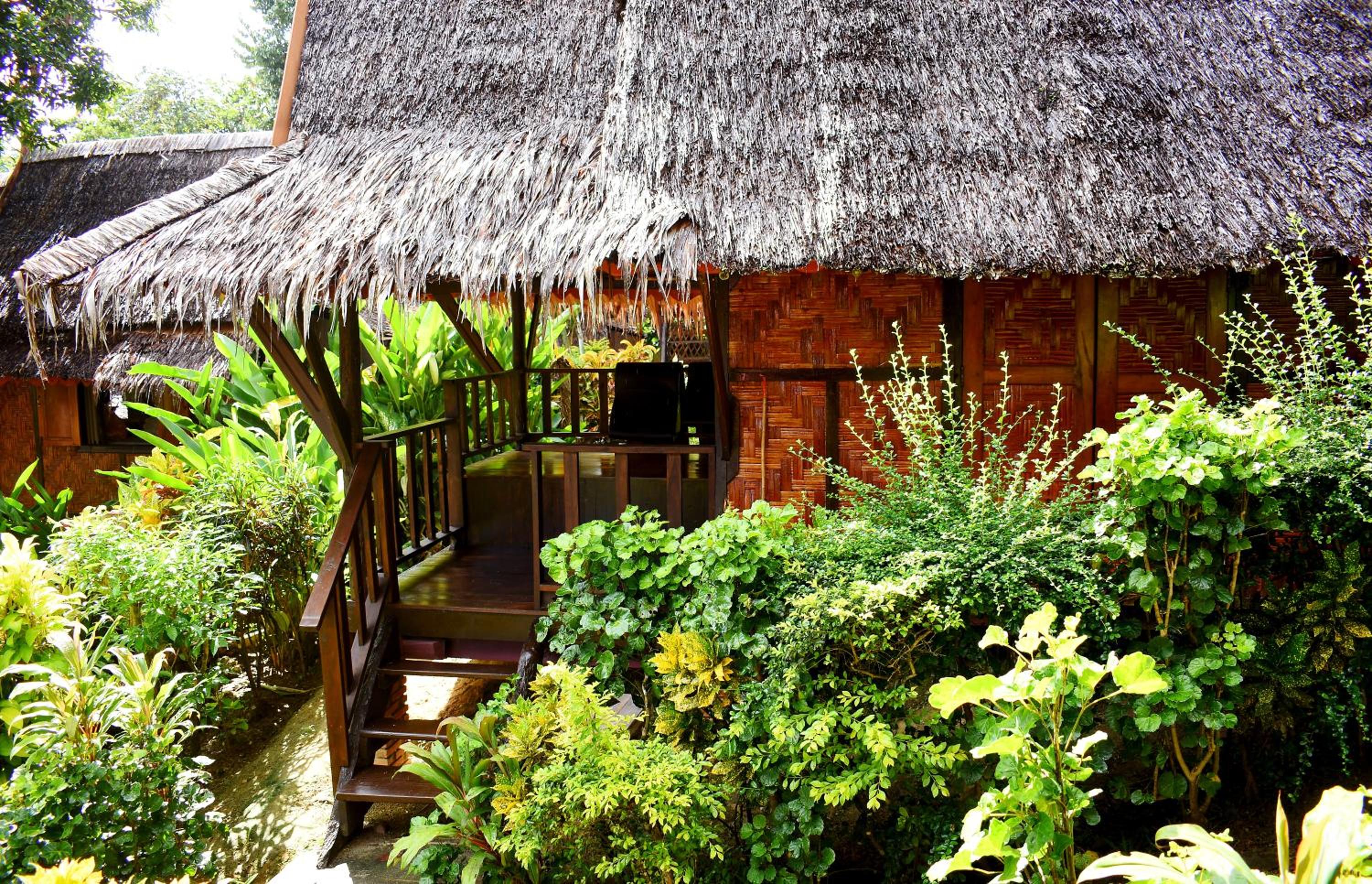 Bungalow with Balcony - Fan Room - Photo 4