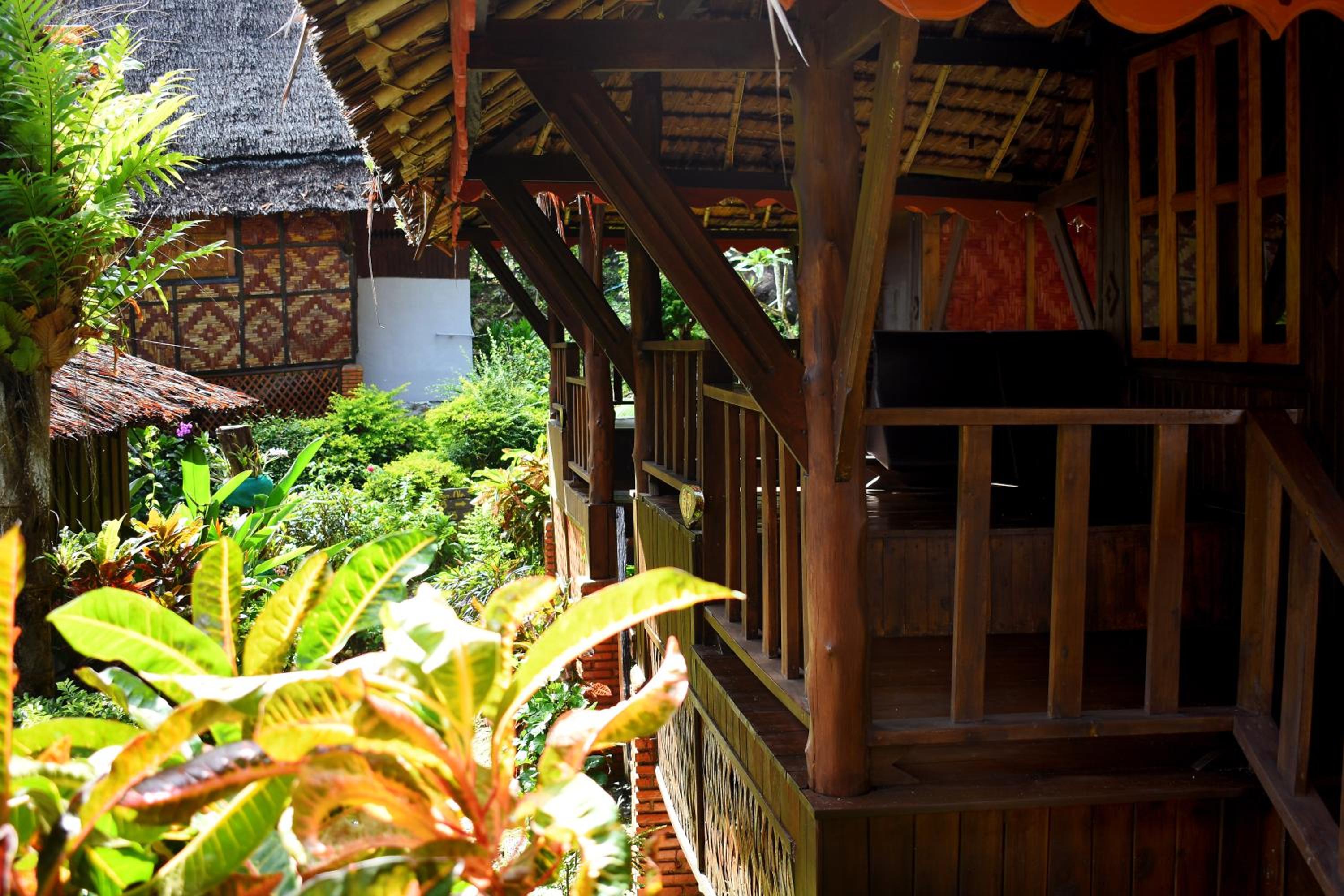 Bungalow with Balcony - Fan Room - Photo 5